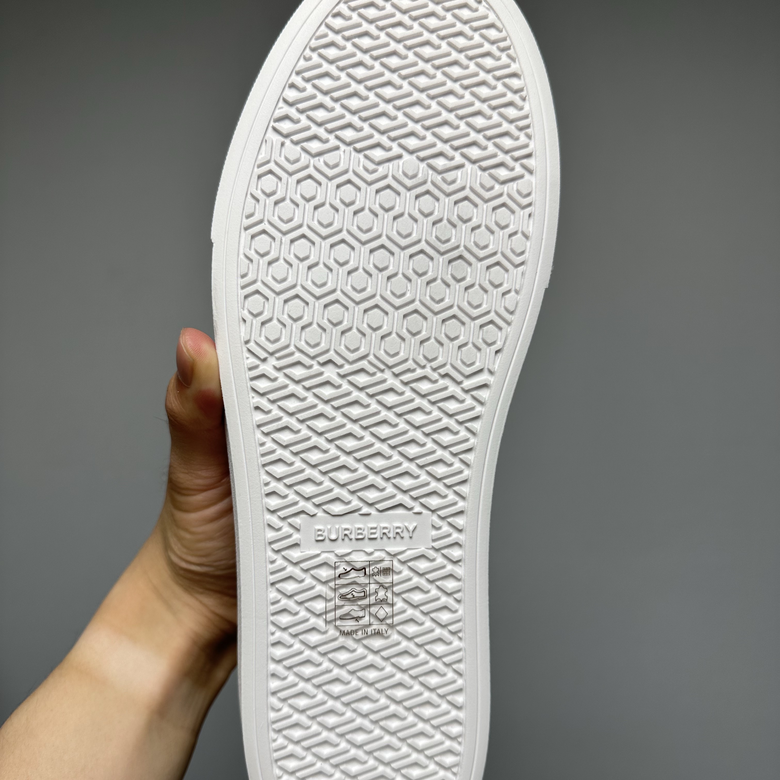 Burberry Vintage Check and Leather Sneakers Archive Beige 착용 스타일 - 6