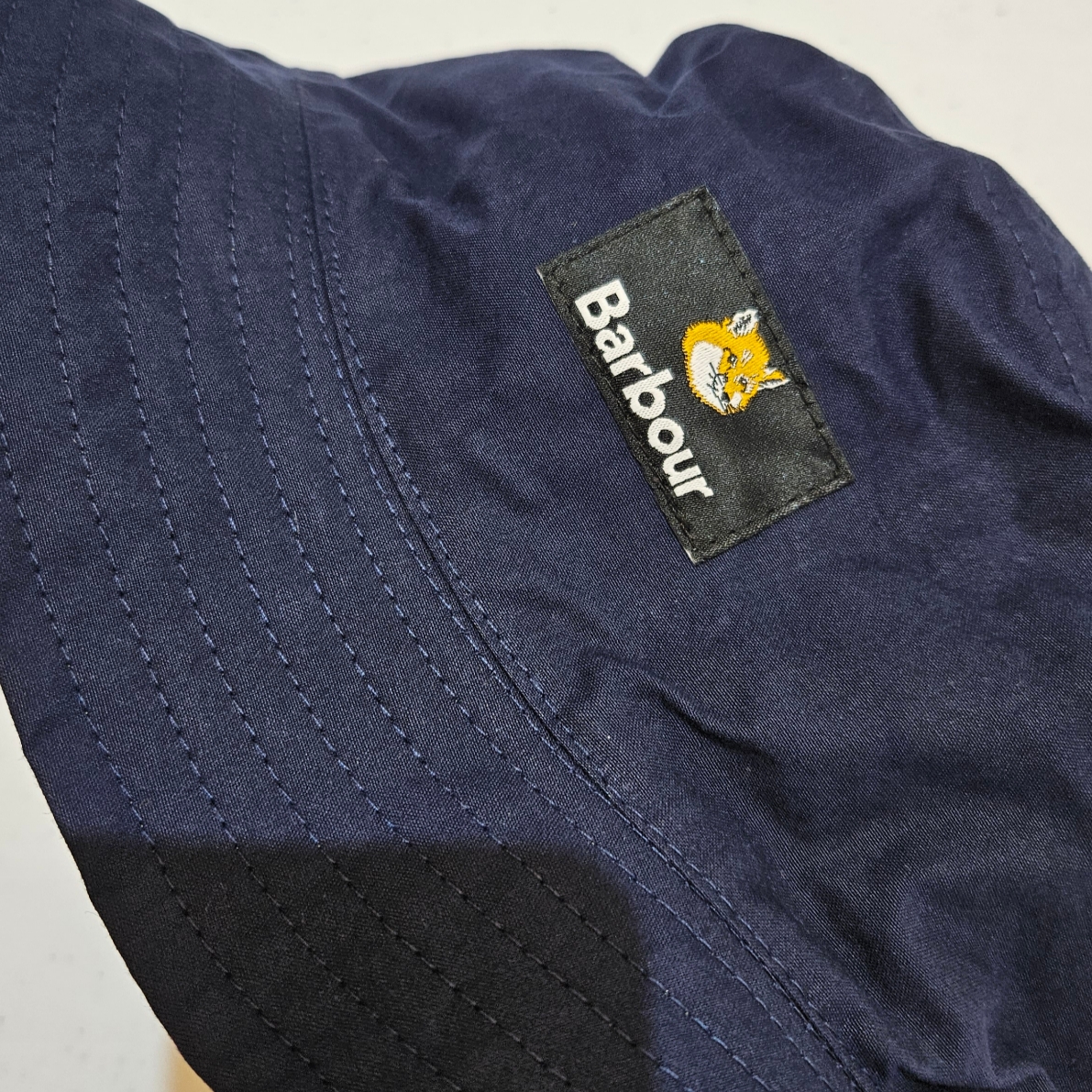 Barbour x Maison Kitsune Beaufort Fox Crewneck Green, Barbour x Maison Kitsune Beaufort Fox Crewneck Black 착용 스타일 - 3