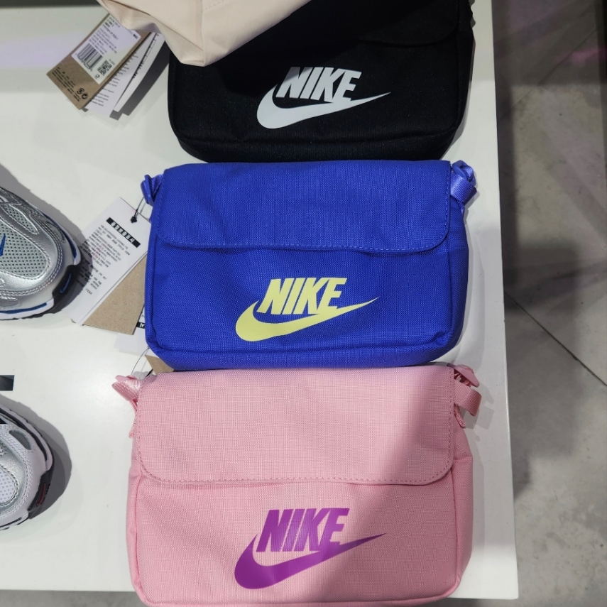 Nike NSW Futura 365 Crossbody Bag 3L Black 착용 스타일