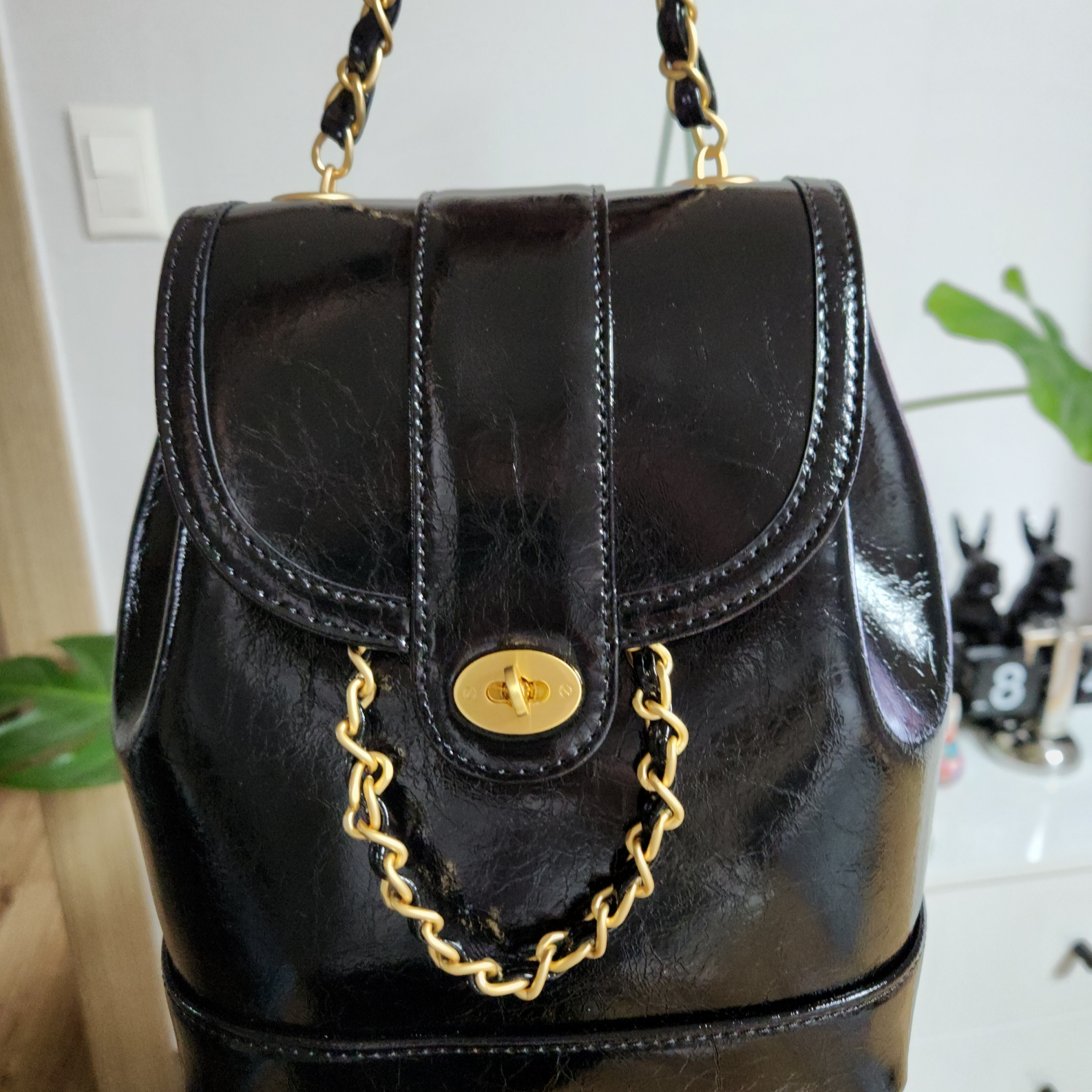 Cardinal Red Hawoo-A Bag Black Gold 착용 스타일