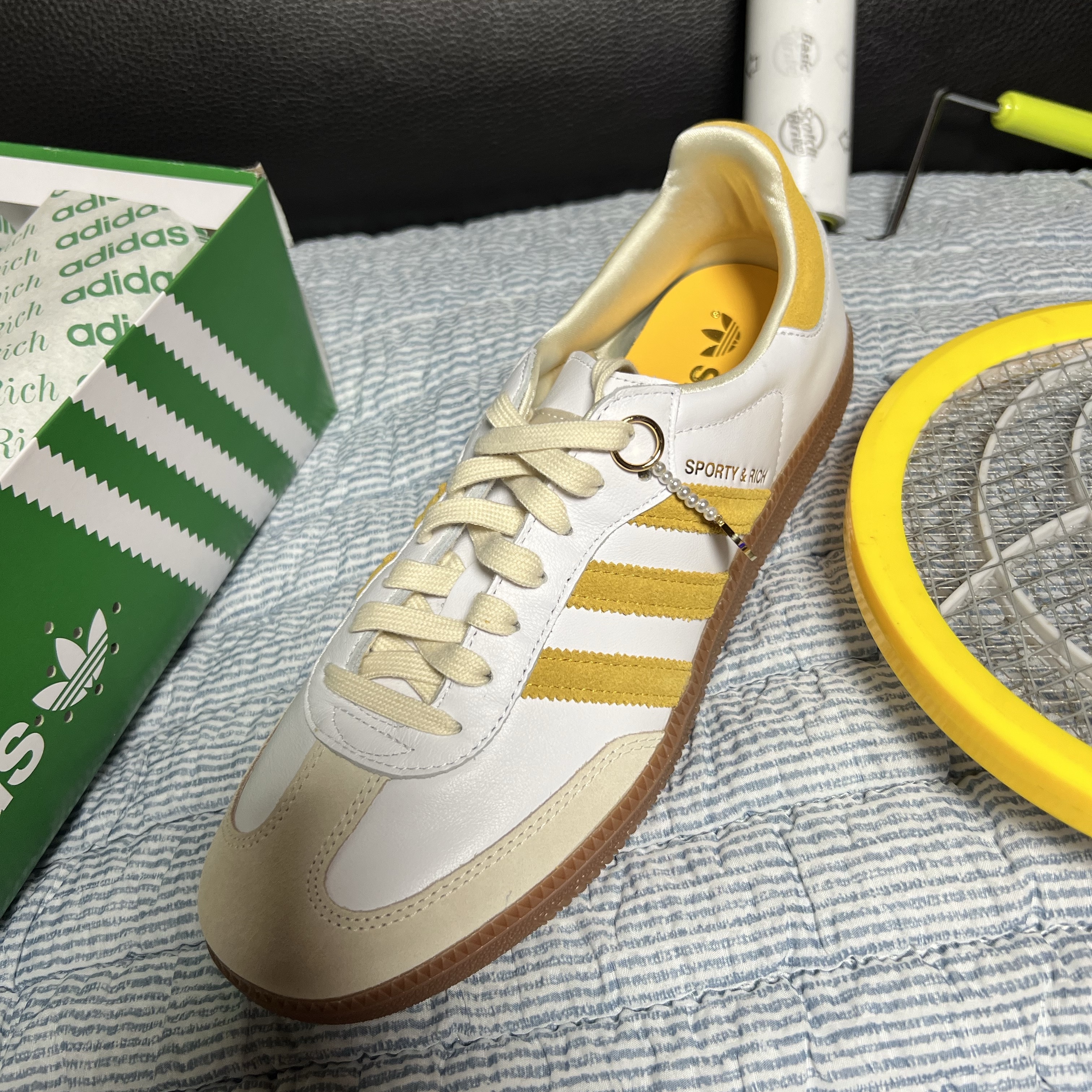 Adidas x Sporty & Rich Samba OG Cloud White Bold Gold 착용 스타일