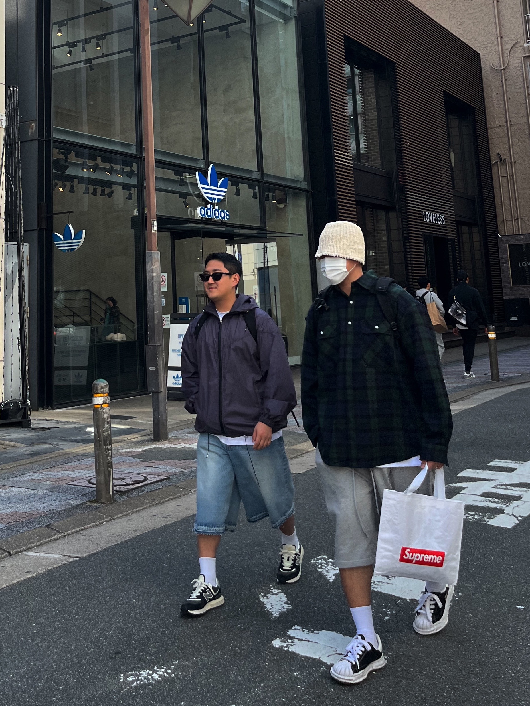 Gentle Monster x Maison Margiela MM010 Clear Black Gradient, Supreme x Koss Portapro Headphones Silver - 23FW 착용 스타일 - 5