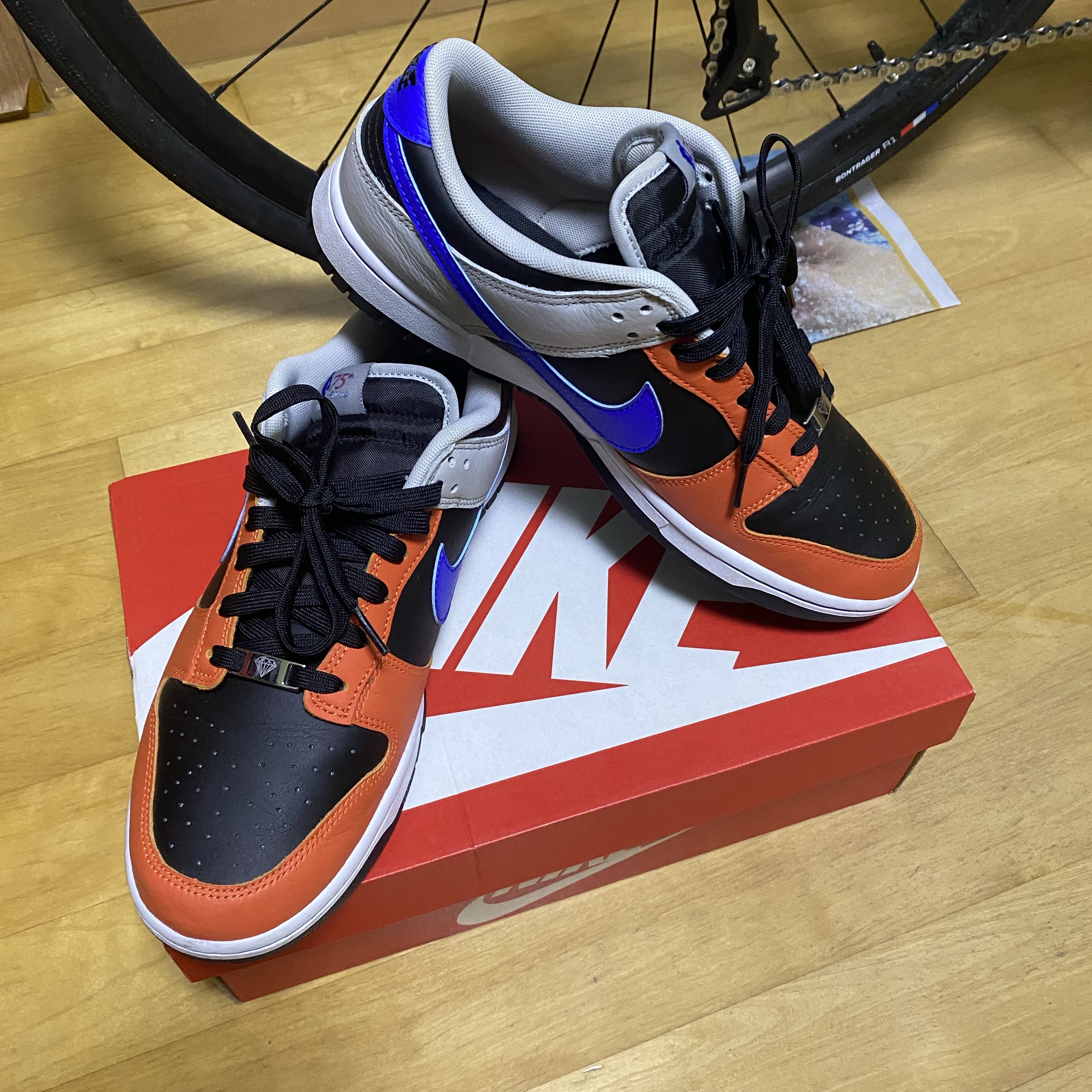 Nike x NBA Dunk Low Retro EMB Racer Blue and Orange 착용 스타일 - 2