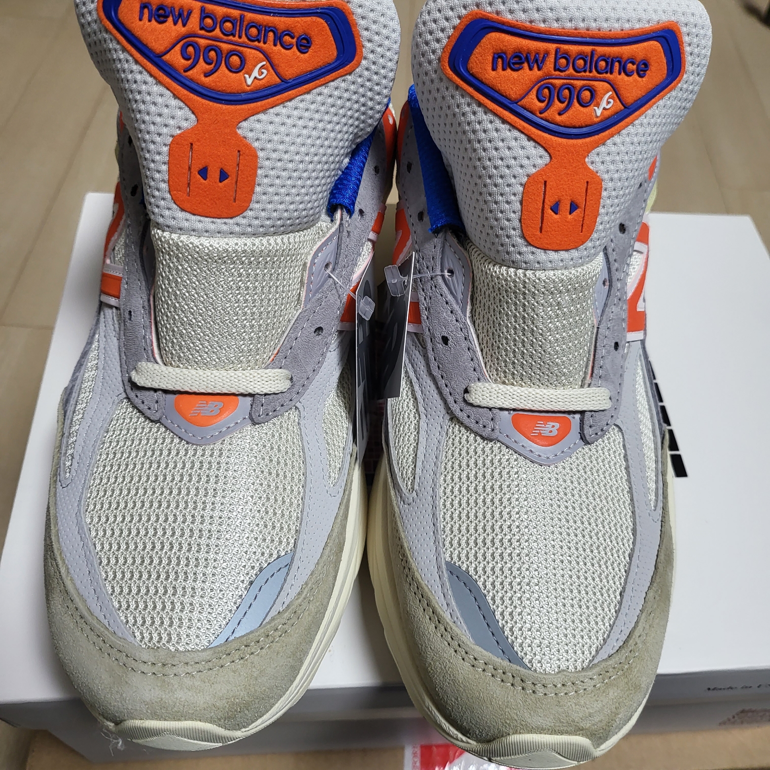 New Balance x Kith x Madison Square Garden 990v6 Made in USA Angora Royal Blue 착용 스타일 - 5