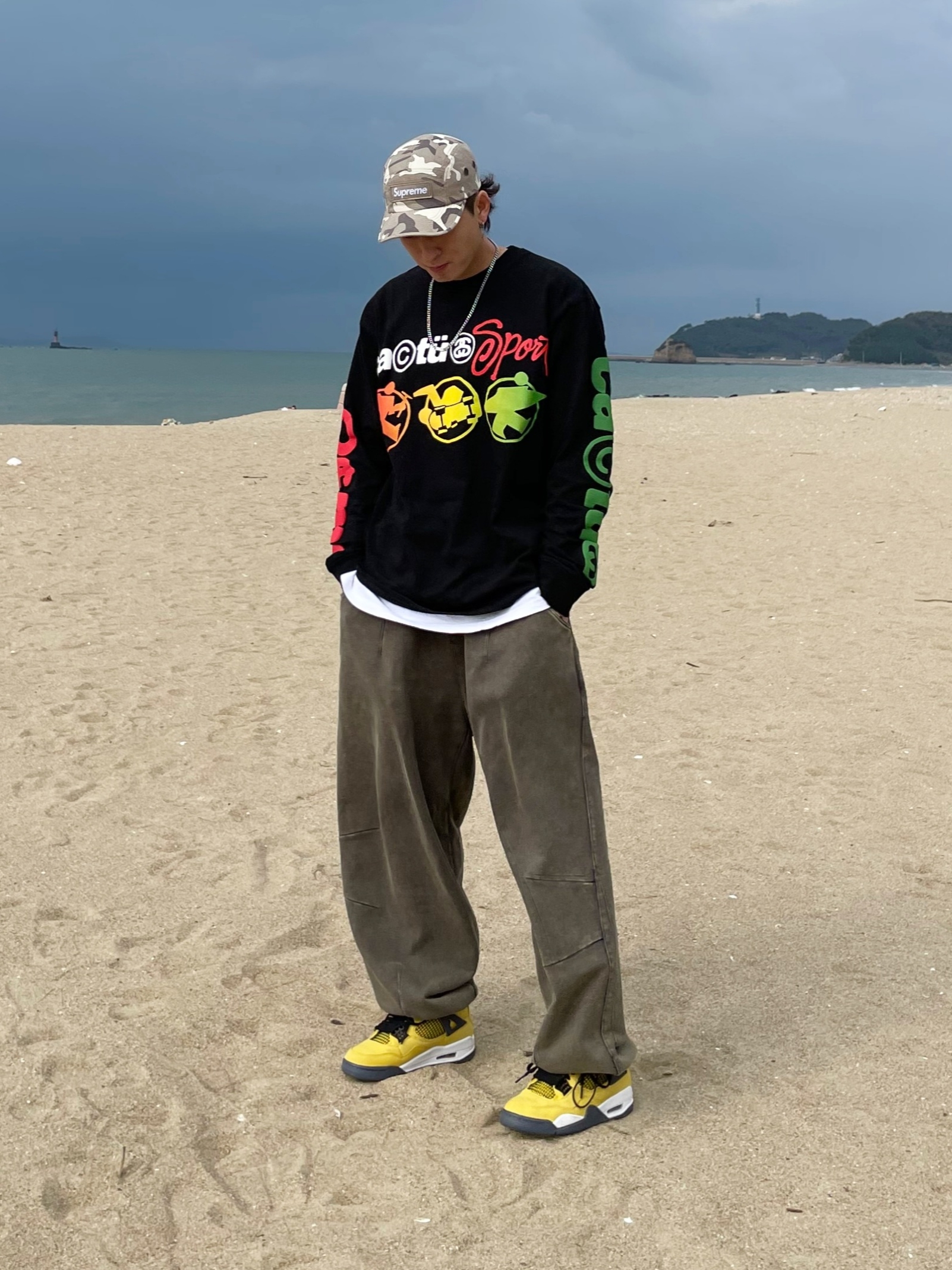 Jordan 4 Retro Tour Yellow, Stussy x Cactus Plant Flea Market Sport LS T-Shirt Black 착용 스타일 - 1