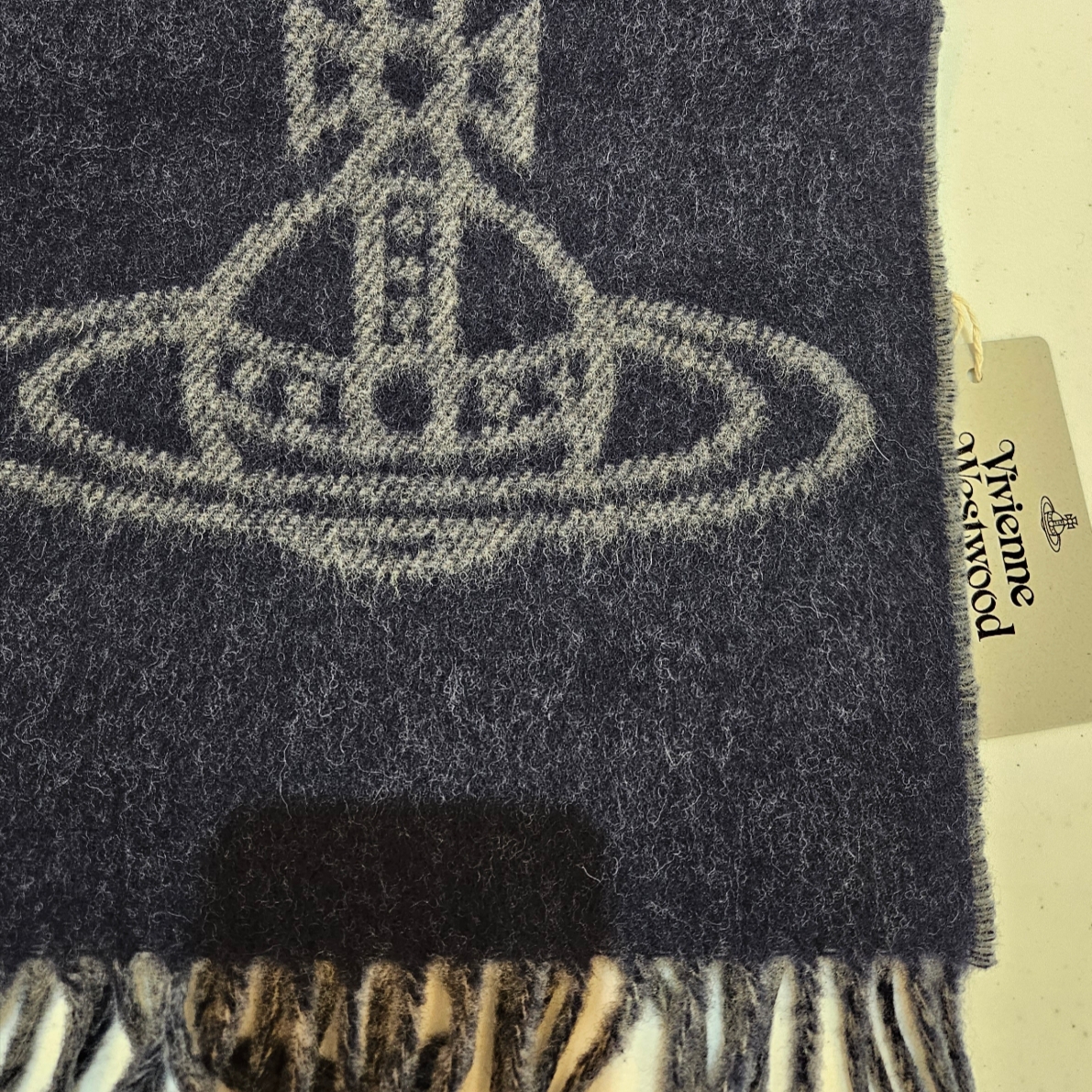 Vivienne Westwood Double Face Single Orb Muffler Navy Blue, Vivienne Westwood Two Side Single Orb Muffler Navy Blue 착용 스타일 - 1