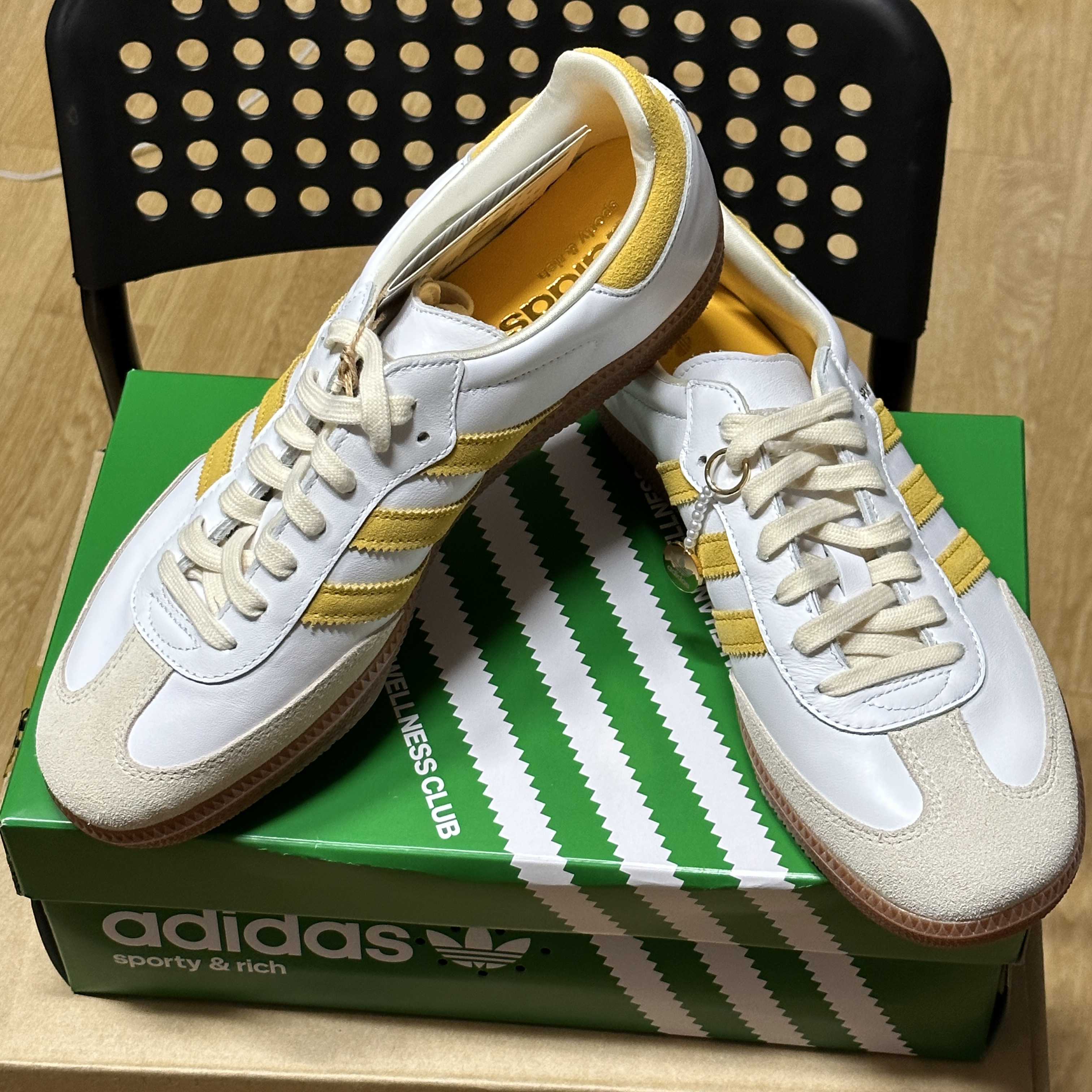 Adidas x Sporty & Rich Samba OG Cloud White Bold Gold 착용 스타일