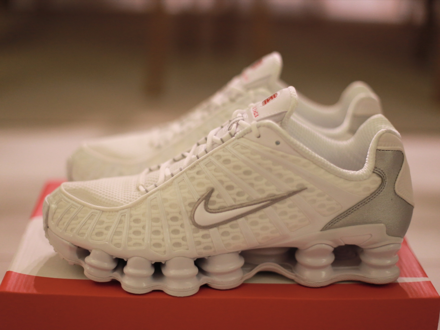 (W) Nike Shox TL White and Max Orange 착용 스타일 - 1