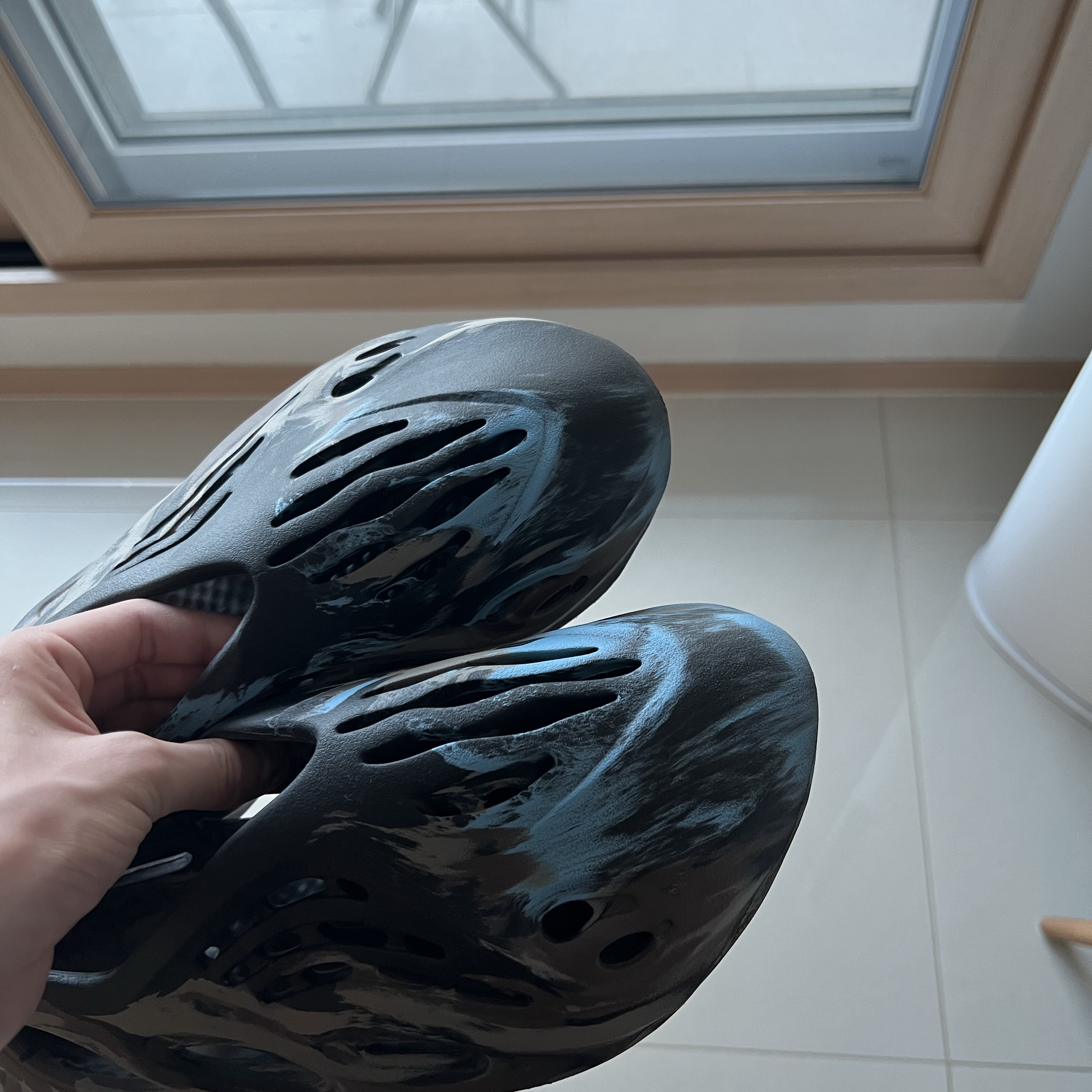 Adidas Yeezy Foam RNNR MX Cinder 착용 스타일