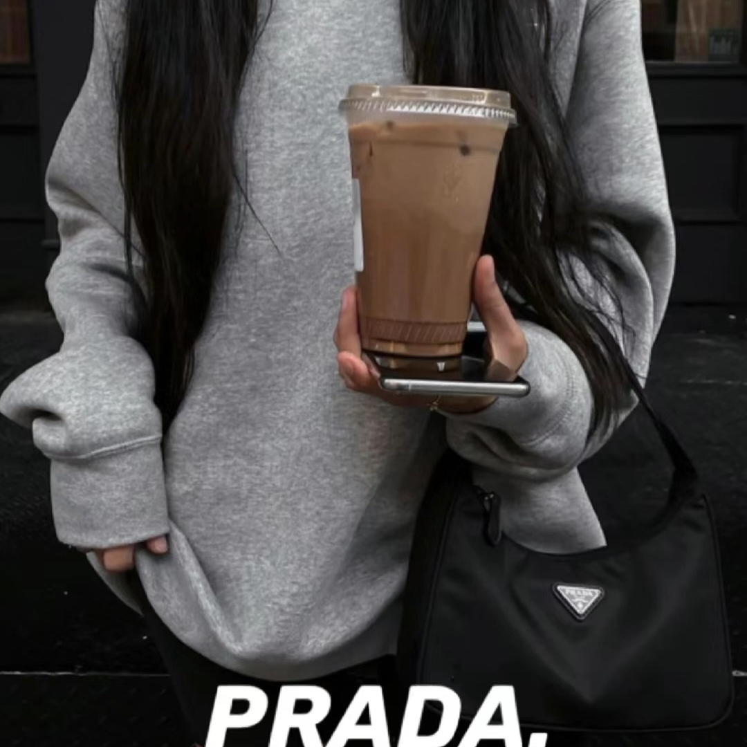 Prada Re-Edition 2000 Re-Nylon Mini Shoulder Bag Black 착용 스타일