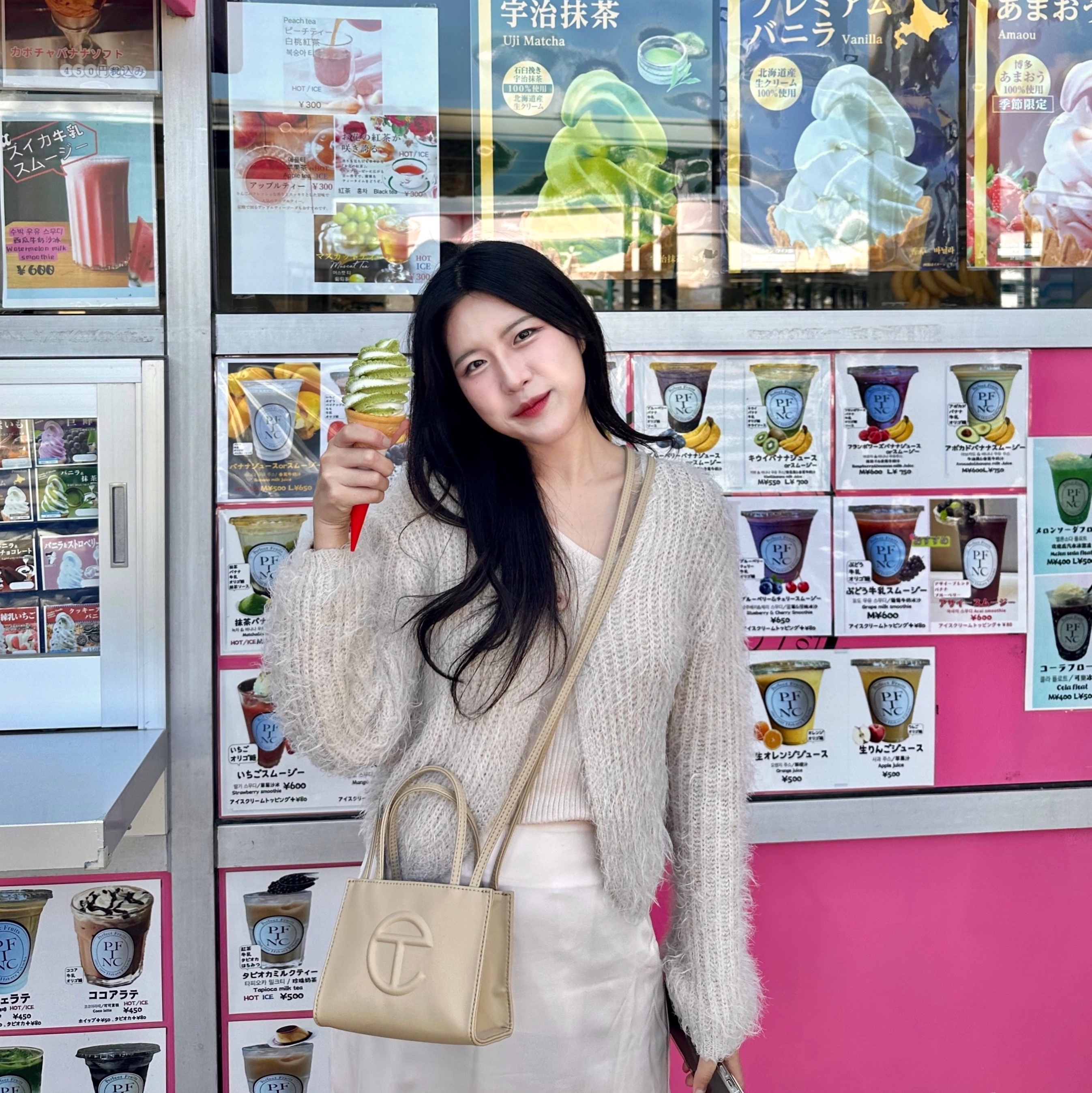 Telfar Small Shopping Bag Cream 착용 스타일 - 2