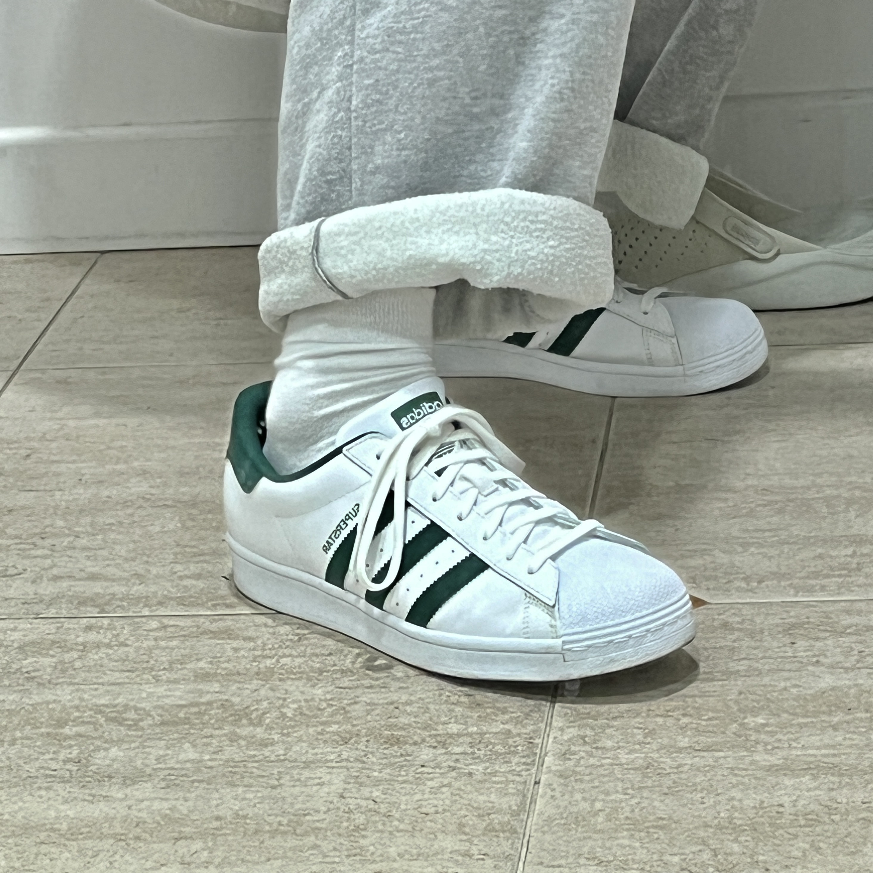 Adidas Superstar White Collegiate Green 착용 스타일 - 1