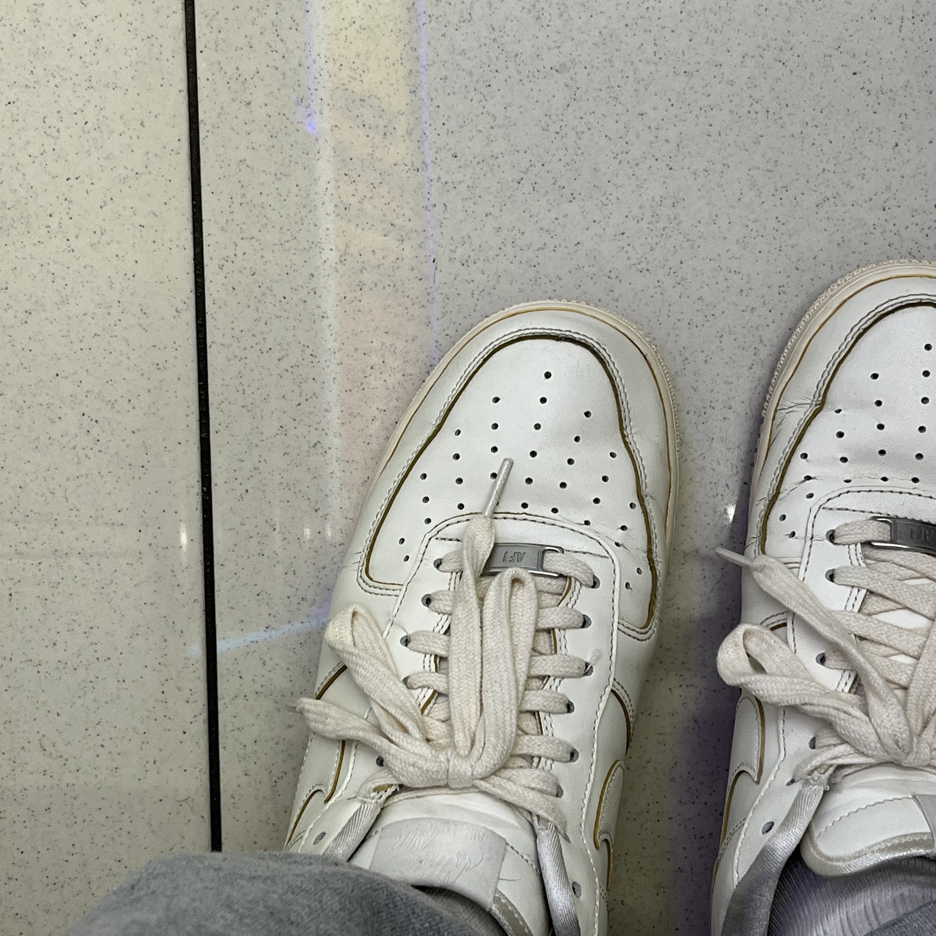 Nike Air Force 1 '07 LV8 Timeless Classic 착용 스타일