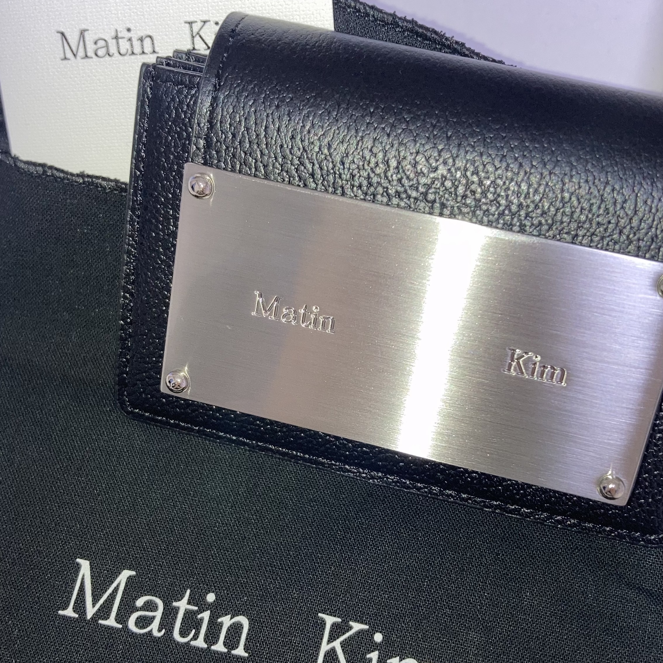 Matin Kim Accordion Wallet Black 착용 스타일