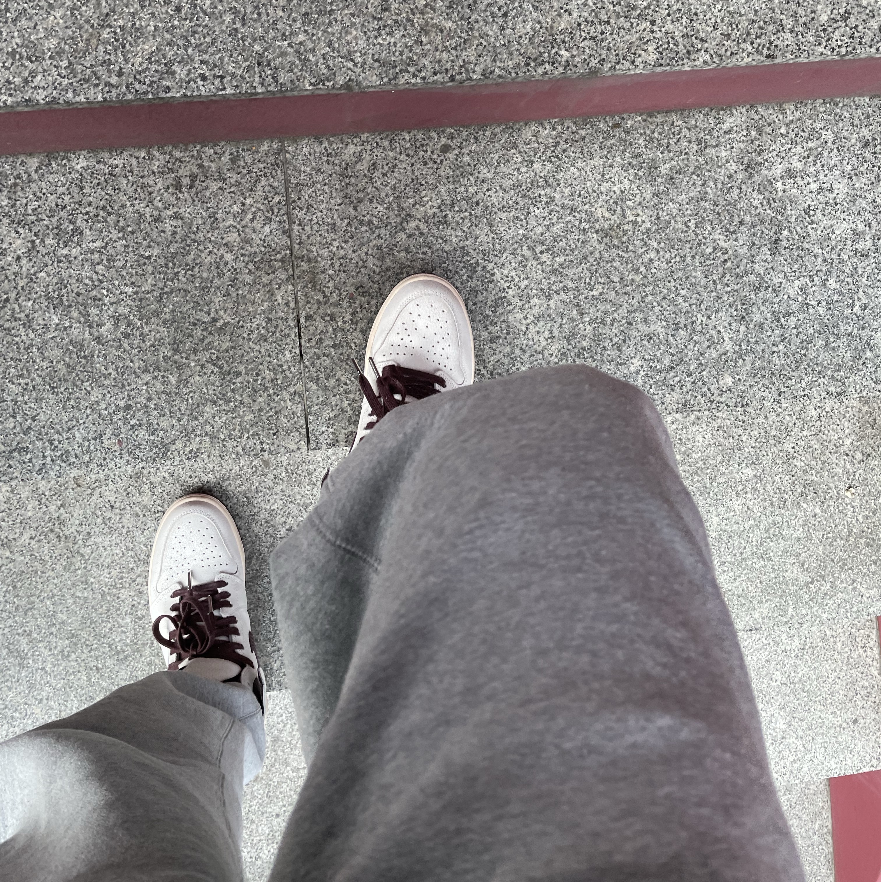 Jordan 1 x A Ma Maniere Retro High OG SP Sail and Burgundy 착용 스타일