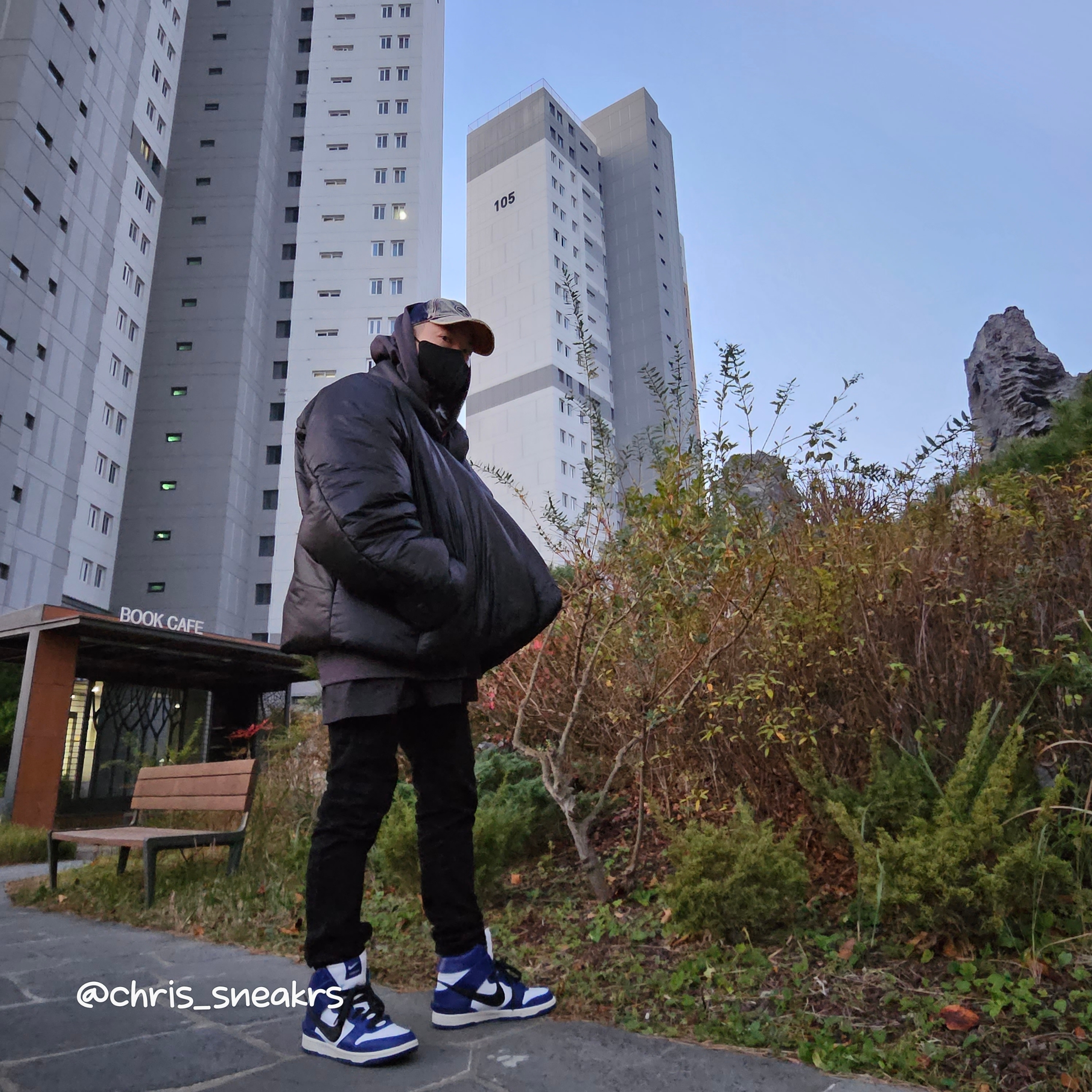 Yeezy Gap Engineered By Balenciaga Round Jacket 2 Black, Nike x Ambush Dunk High Deep Royal Blue 착용 스타일 - 2