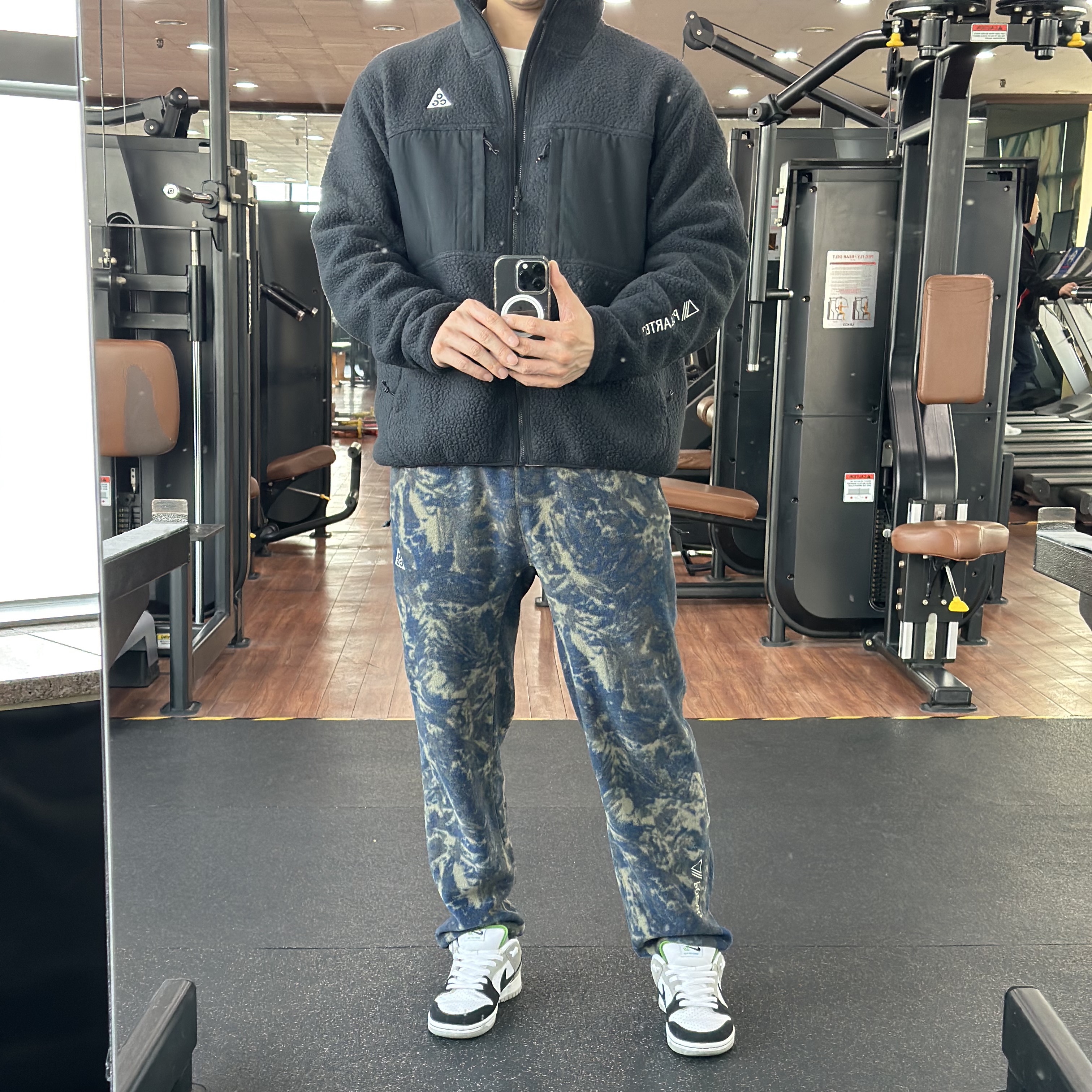 Nike ACG Arctic Wolf Full Zip Top Black Anthracite - Asia, Nike NRG ACG Therma-Fit Wolf Tree Pants Thunder Blue Dark Smoke Grey - US/EU 착용 스타일 - 1