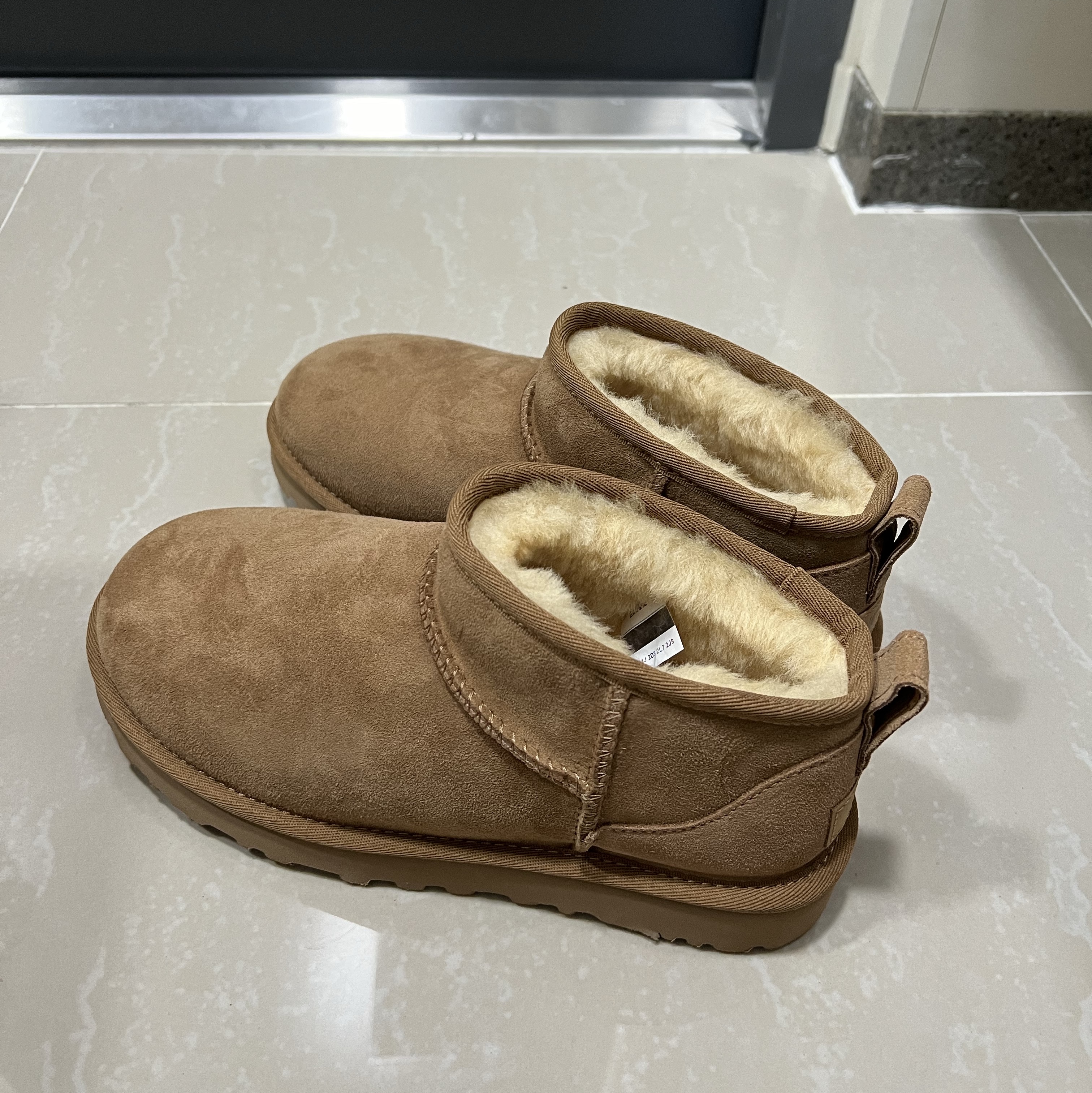 (W) UGG Classic Ultra Mini Boots Chestnut 착용 스타일