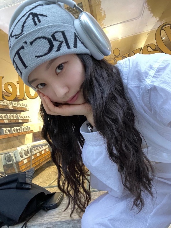 Arc'teryx Bird Word Toque Orca, Apple AirPods Max Lightning Silver (Korean Ver.) 착용 스타일 - 4
