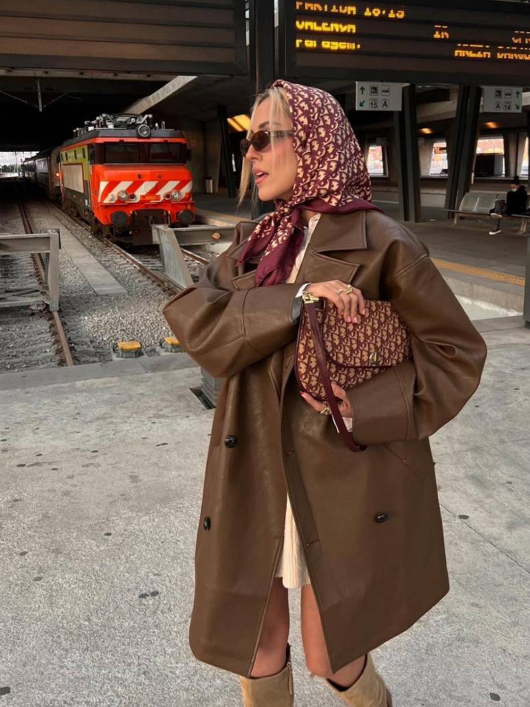 Toteme Signature Monotram Silk Scarf Vanilla Mocha, Hermes H Ecossais Recto Verso Muffler Anthracite Orange Gris 착용 스타일 - 6