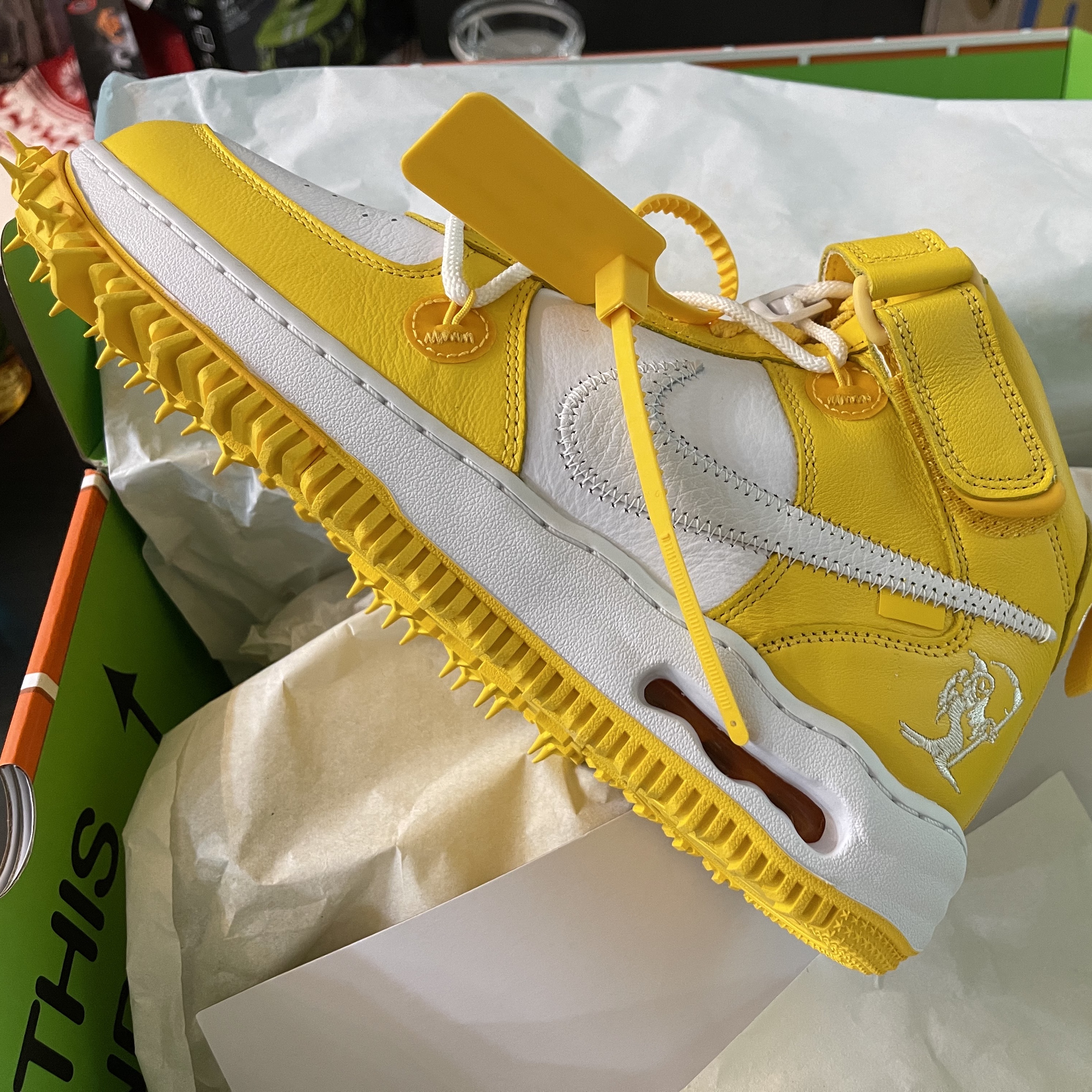 Nike x Off-White Air Force 1 Mid SP Leather Varsity Maize 착용 스타일 - 3
