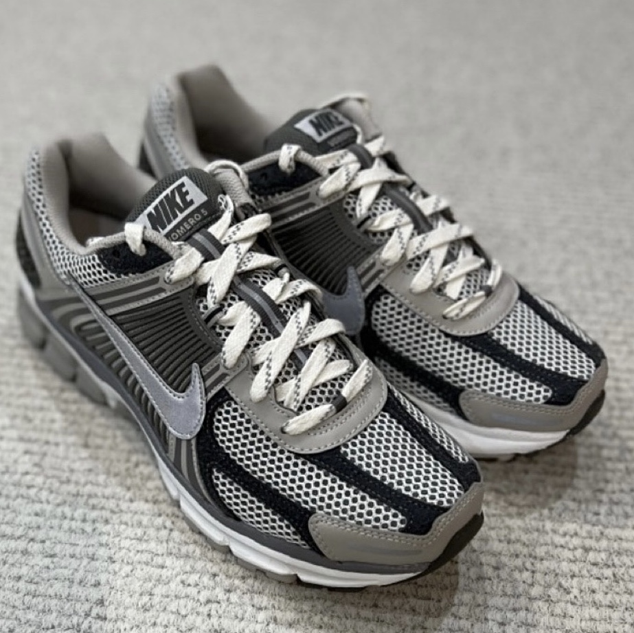Nike Zoom Vomero 5 PRM Light Iron Ore and Flat Fewter 착용 스타일 - 2