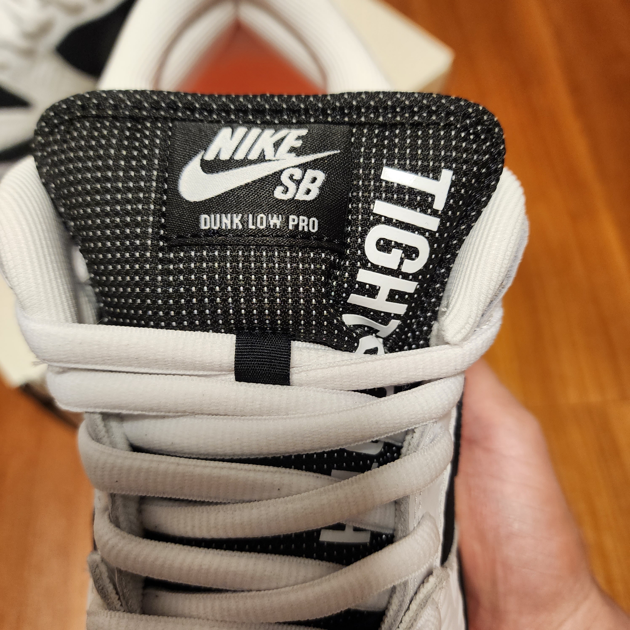 Nike x Tightbooth SB Dunk Low Pro Black and White 착용 스타일 - 4