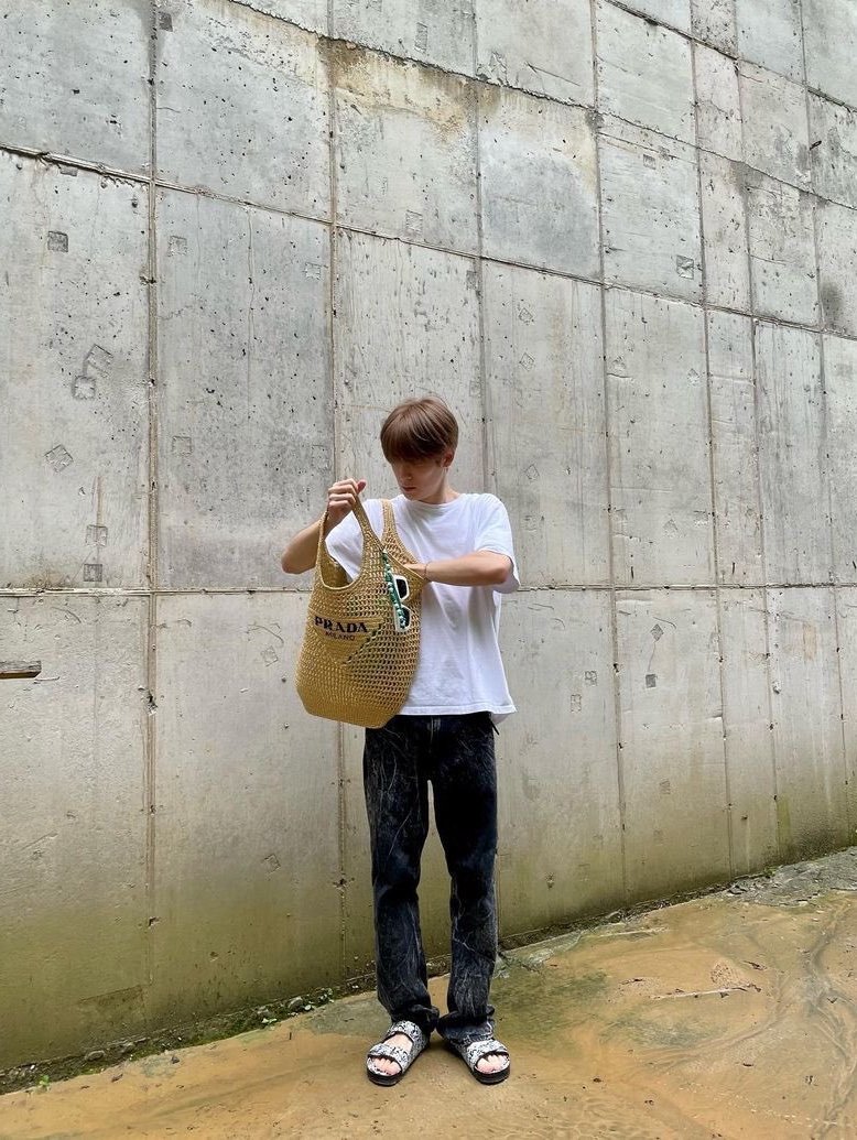 Prada Raffia Tote Bag Tan 착용 스타일
