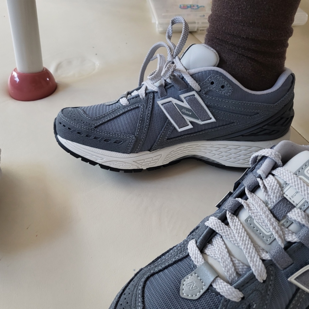New Balance 1906R Titanium Grey Matter 착용 스타일 - 1
