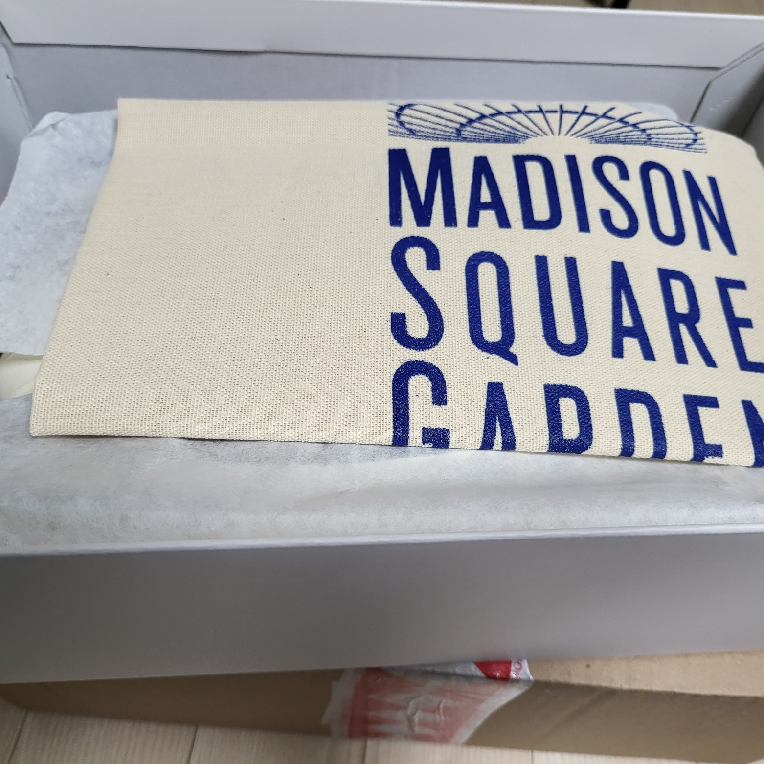New Balance x Kith x Madison Square Garden 990v6 Made in USA Angora Royal Blue 착용 스타일 - 2