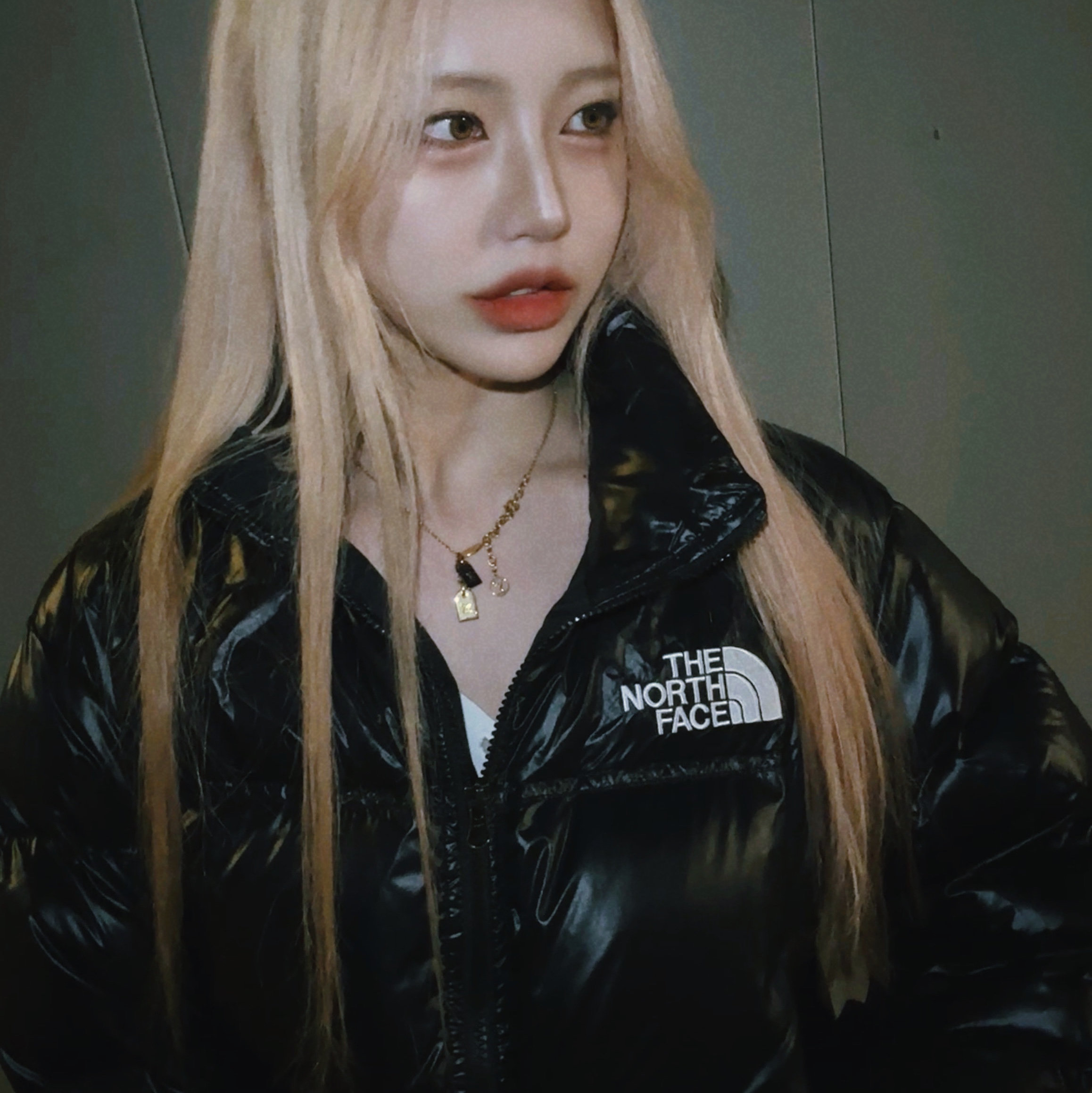 (W) The North Face Nuptse Short Jacket TNF Black 착용 스타일 - 3