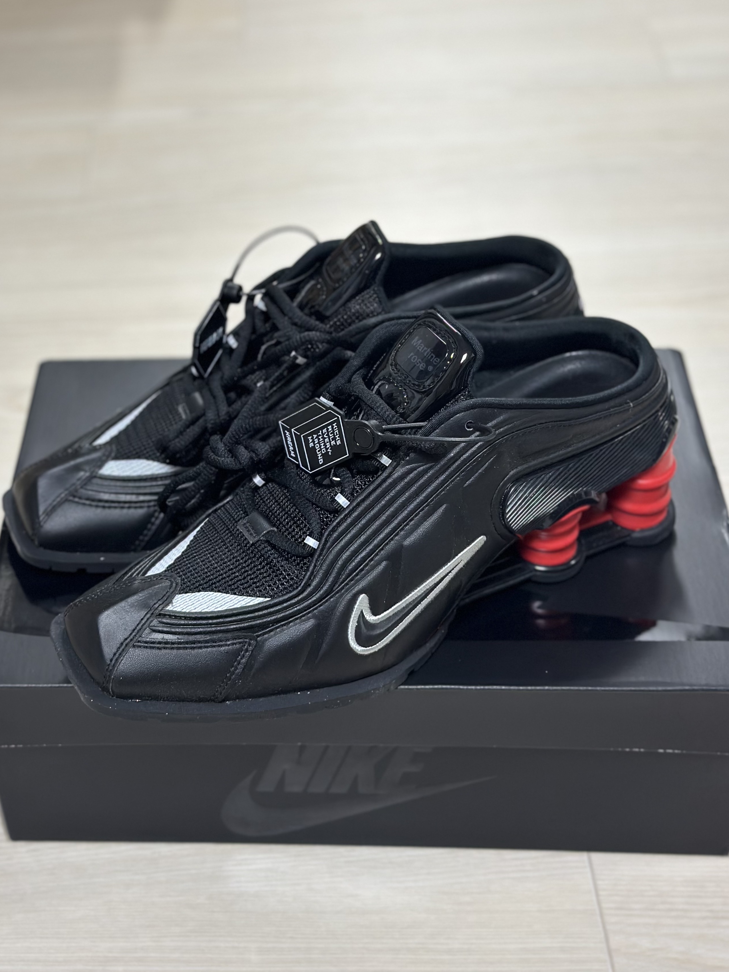 Nike x Martine Rose Shox MR4 Black 착용 스타일 - 1