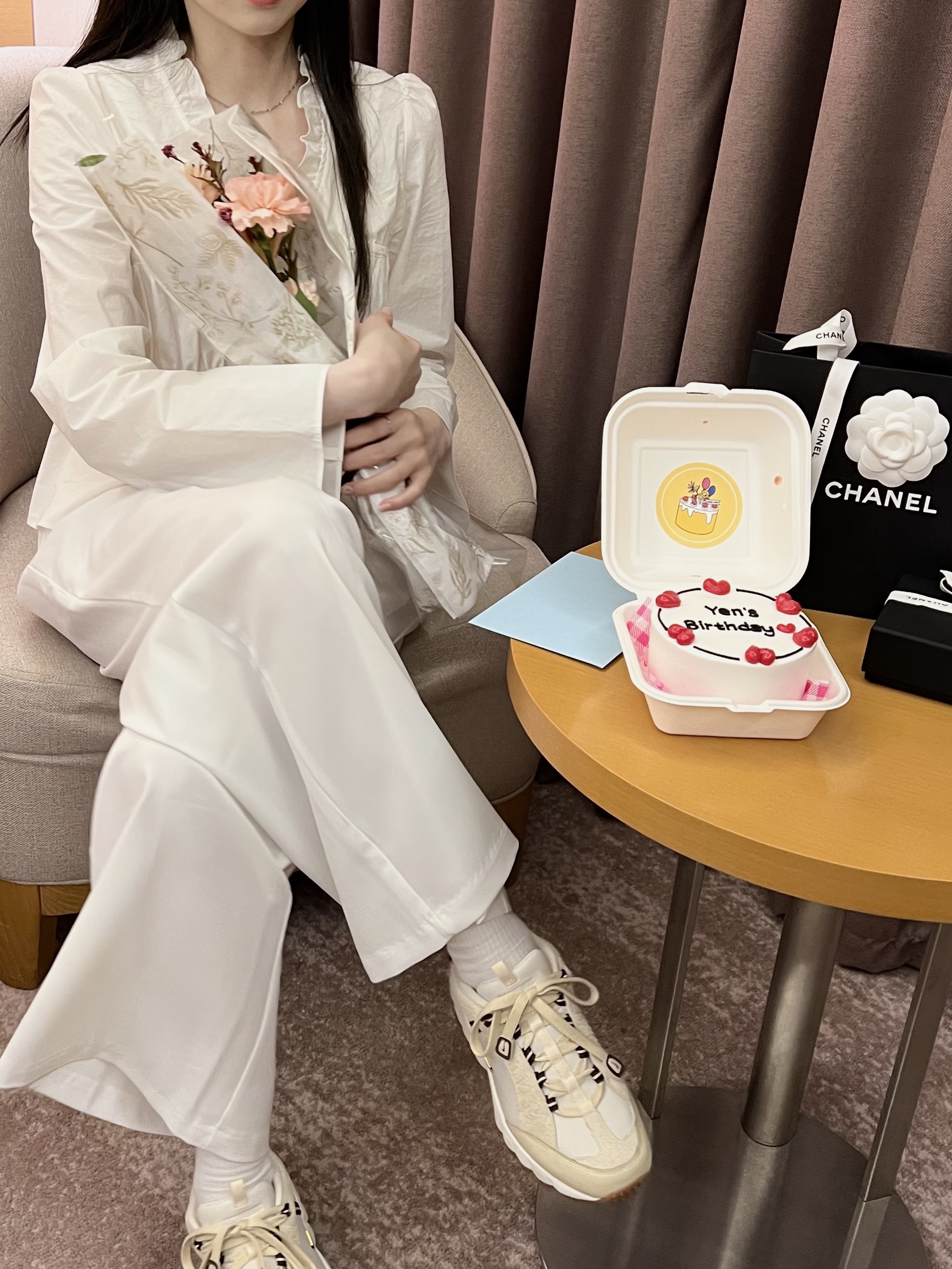 Nike x Jacquemus Air Humara LX Light Bone and Gold, Chanel Classic Card Holder Grained Calfskin & Silver Black 착용 스타일 - 1