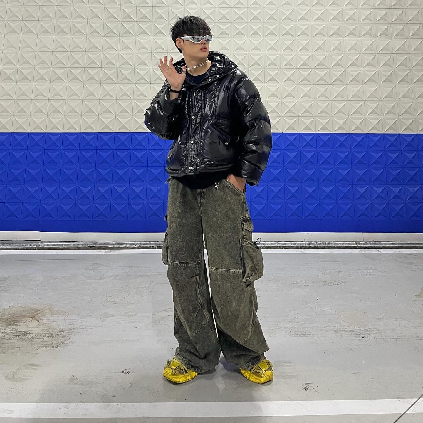 Balenciaga 3XL Sneakers Yellow Black 착용 스타일 - 1