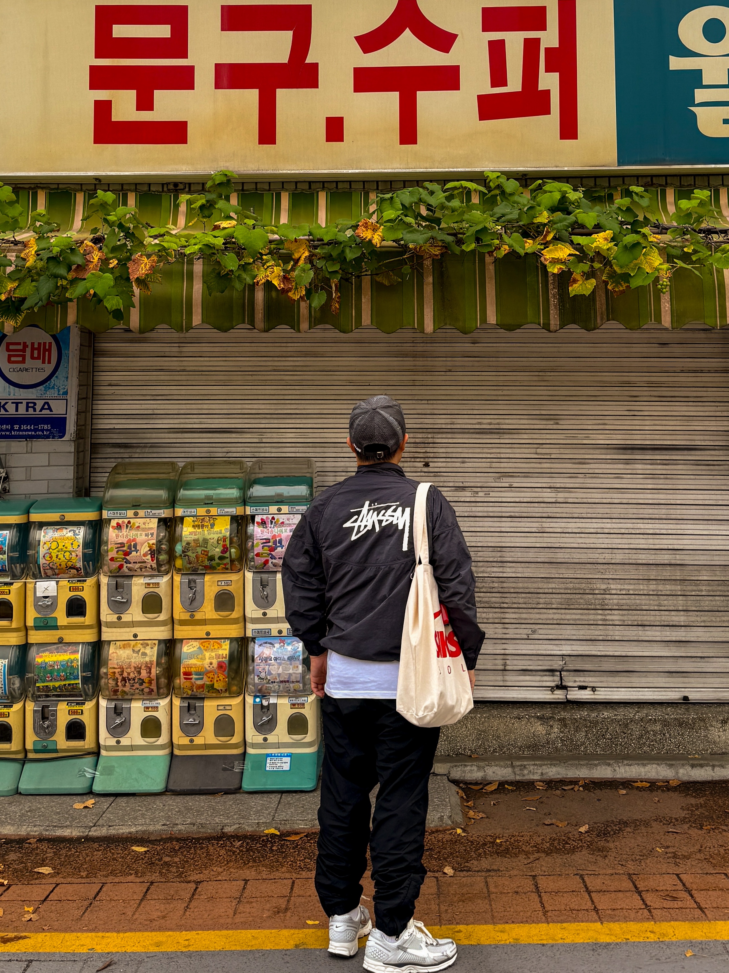 Nike x Stussy Windrunner Jacket Off Noir, (W) Nike Zoom Vomero 5 Photon Dust and Metallic Silver 착용 스타일