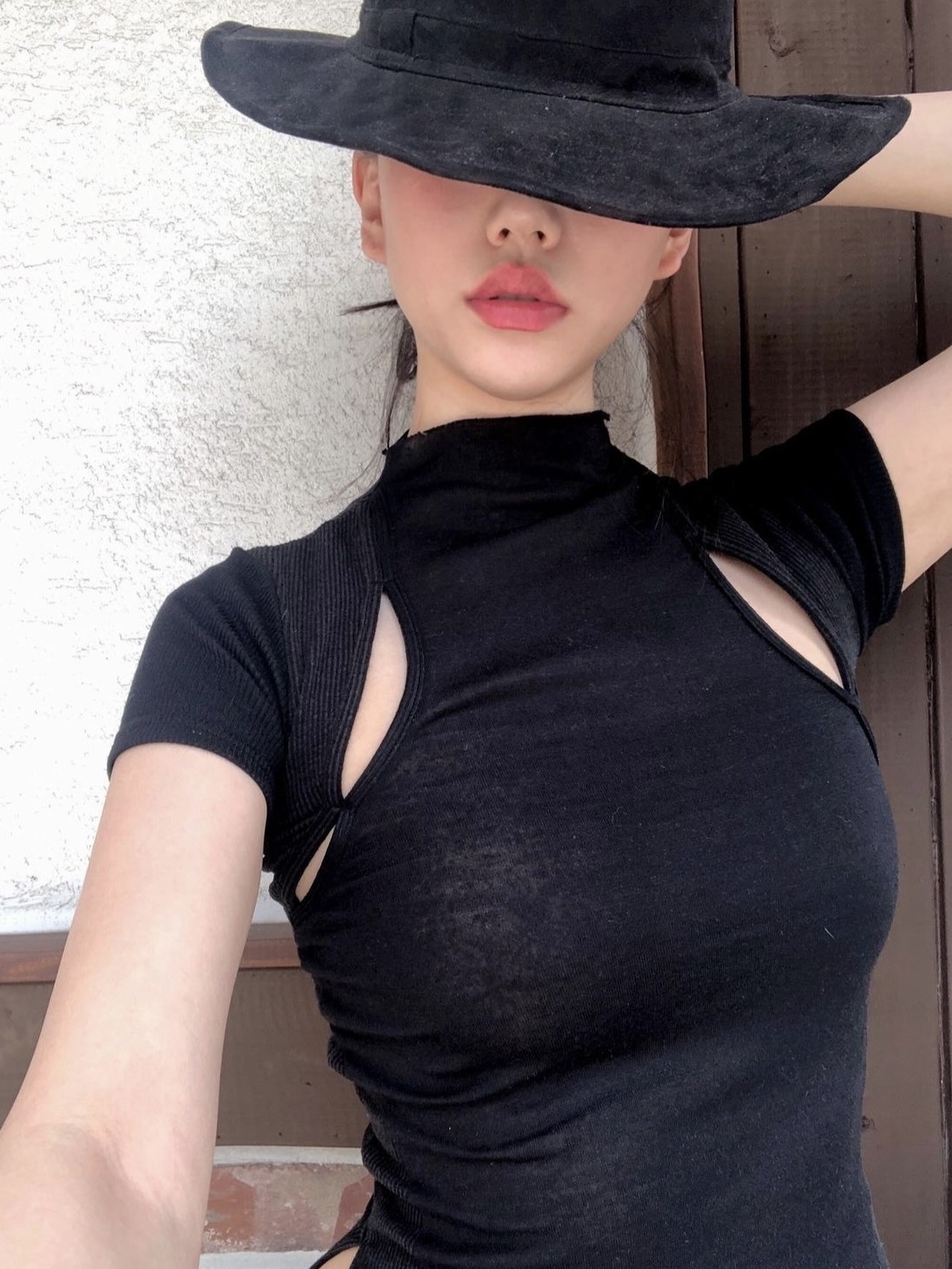 KYO Women Scoopracer Layered Cut-Out Cropped T-Shirt Black, KYO Women Scoopracer Layered Cut-Out Cropped T-Shirt Off White 착용 스타일