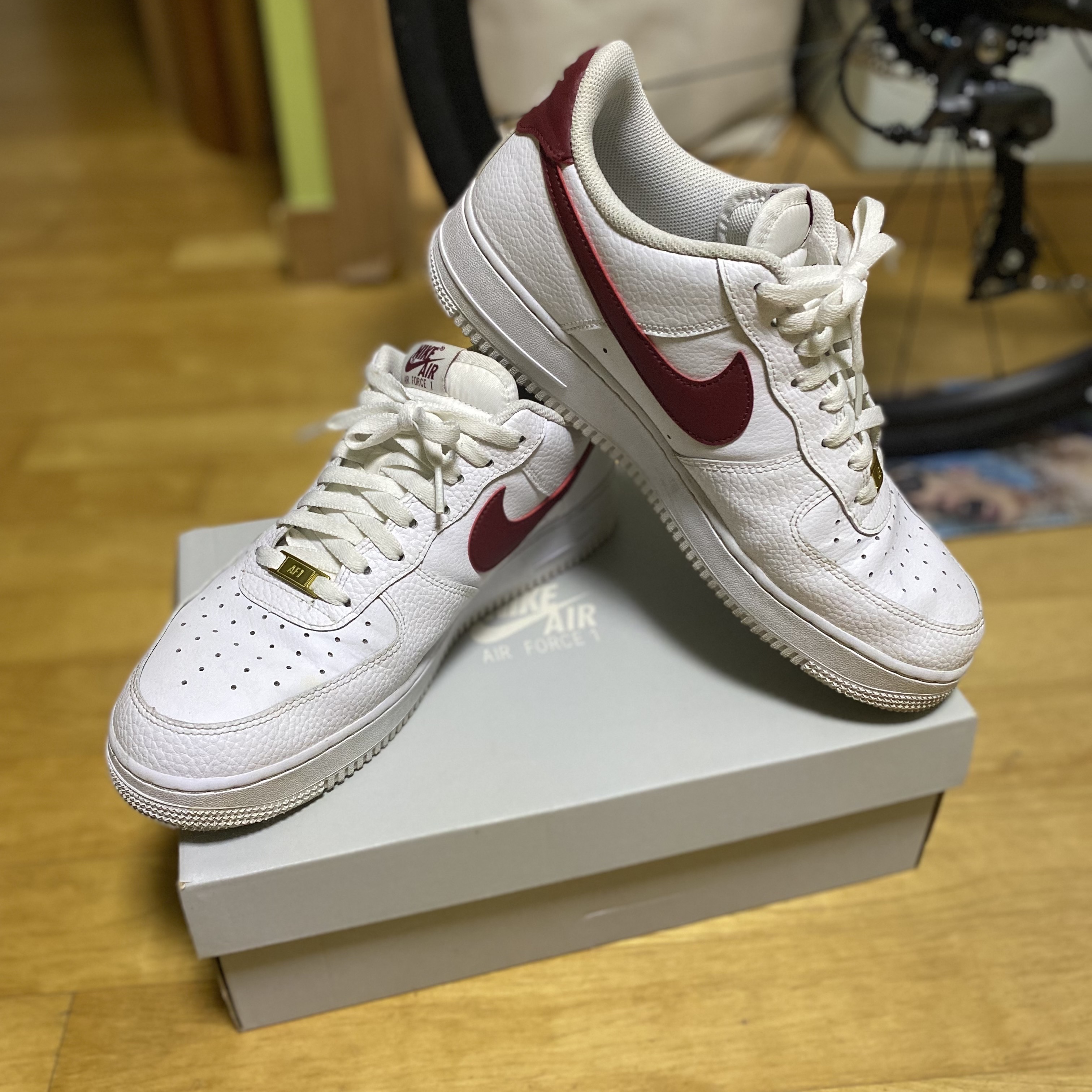 Nike Air Force 1 '07 Low White Team Red 착용 스타일 - 1