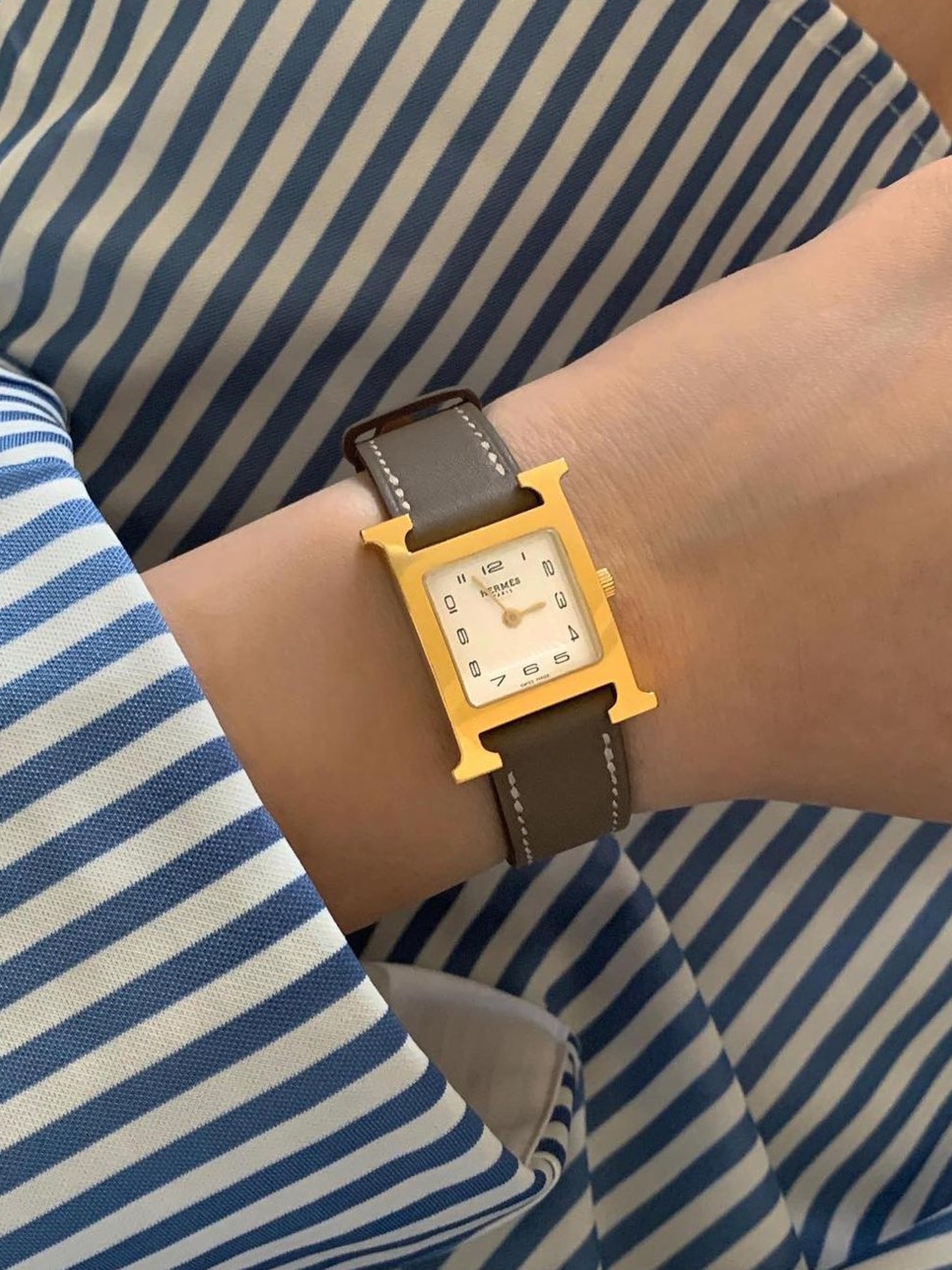 Hermes Heure H Watch Small Gold Epsom Strap & Yellow Gold Steel, Hermes Heure H Watch Small Black Epsom Strap & Yellow Gold Steel 착용 스타일 - 4