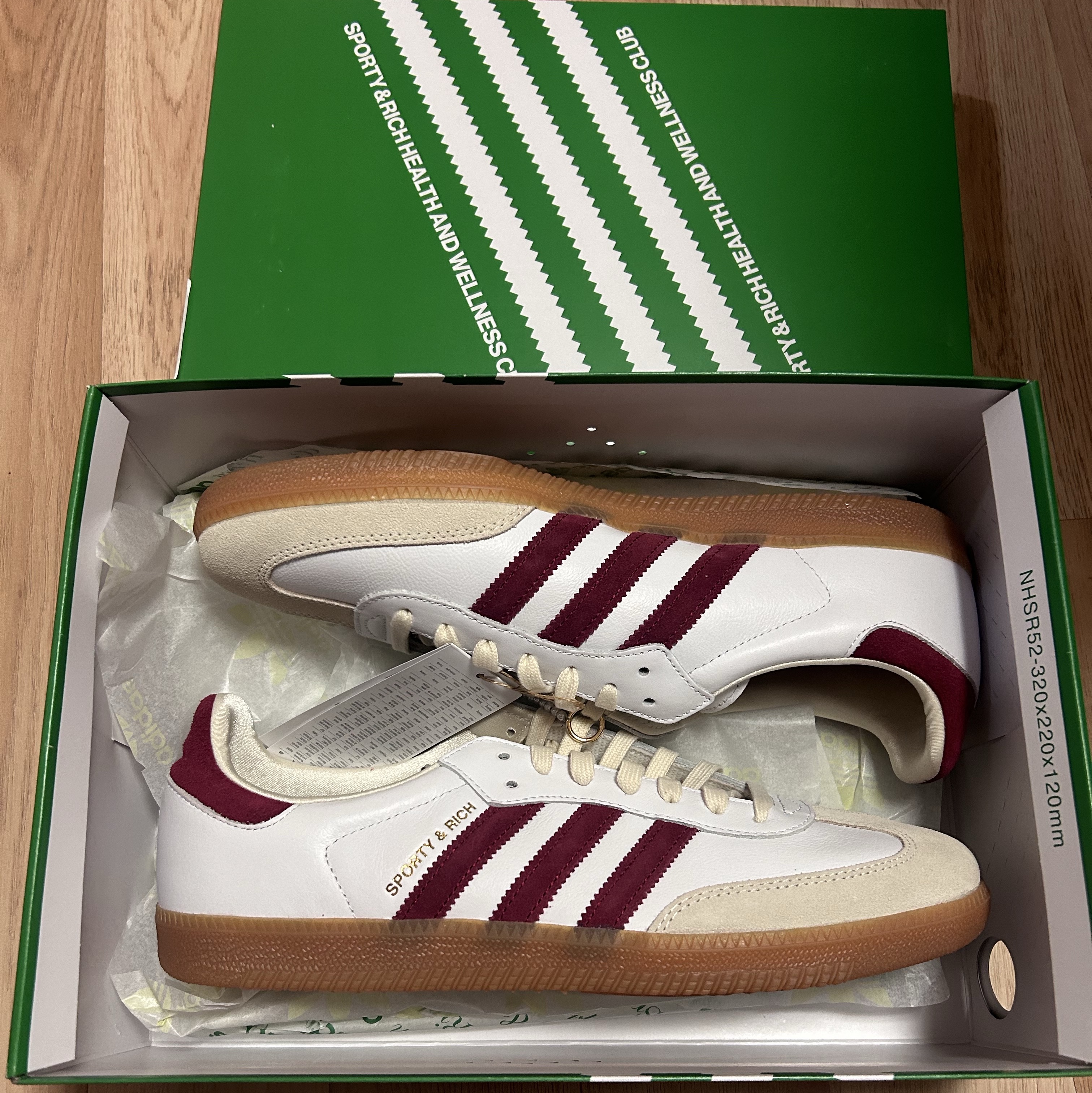Adidas x Sporty & Rich Samba OG Cloud White Collegiate Burgundy 착용 스타일 - 5