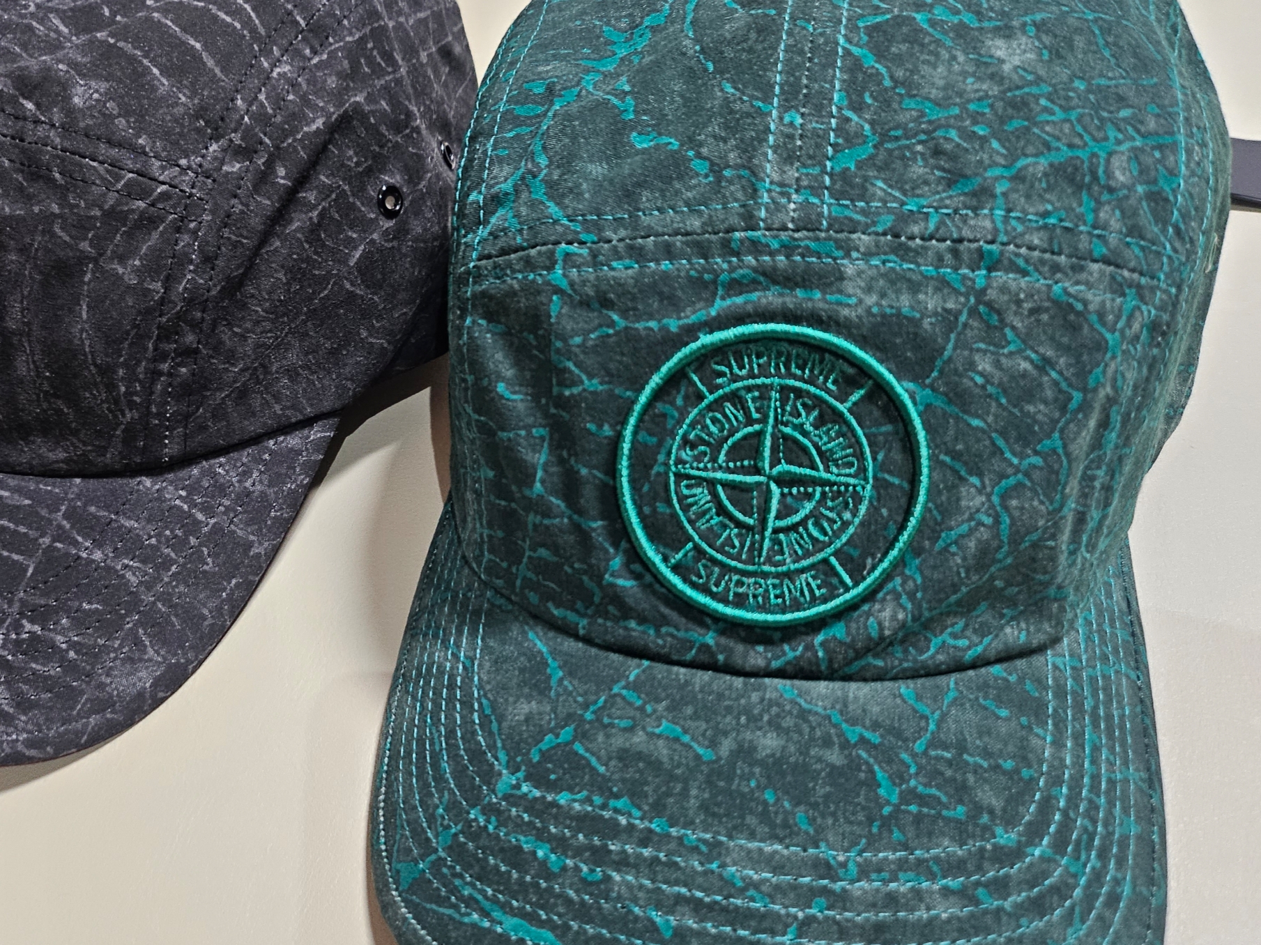 Supreme x Stone Island Camp Cap Black - 23FW, Supreme x Stone Island Camp Cap Dark Green - 23FW 착용 스타일