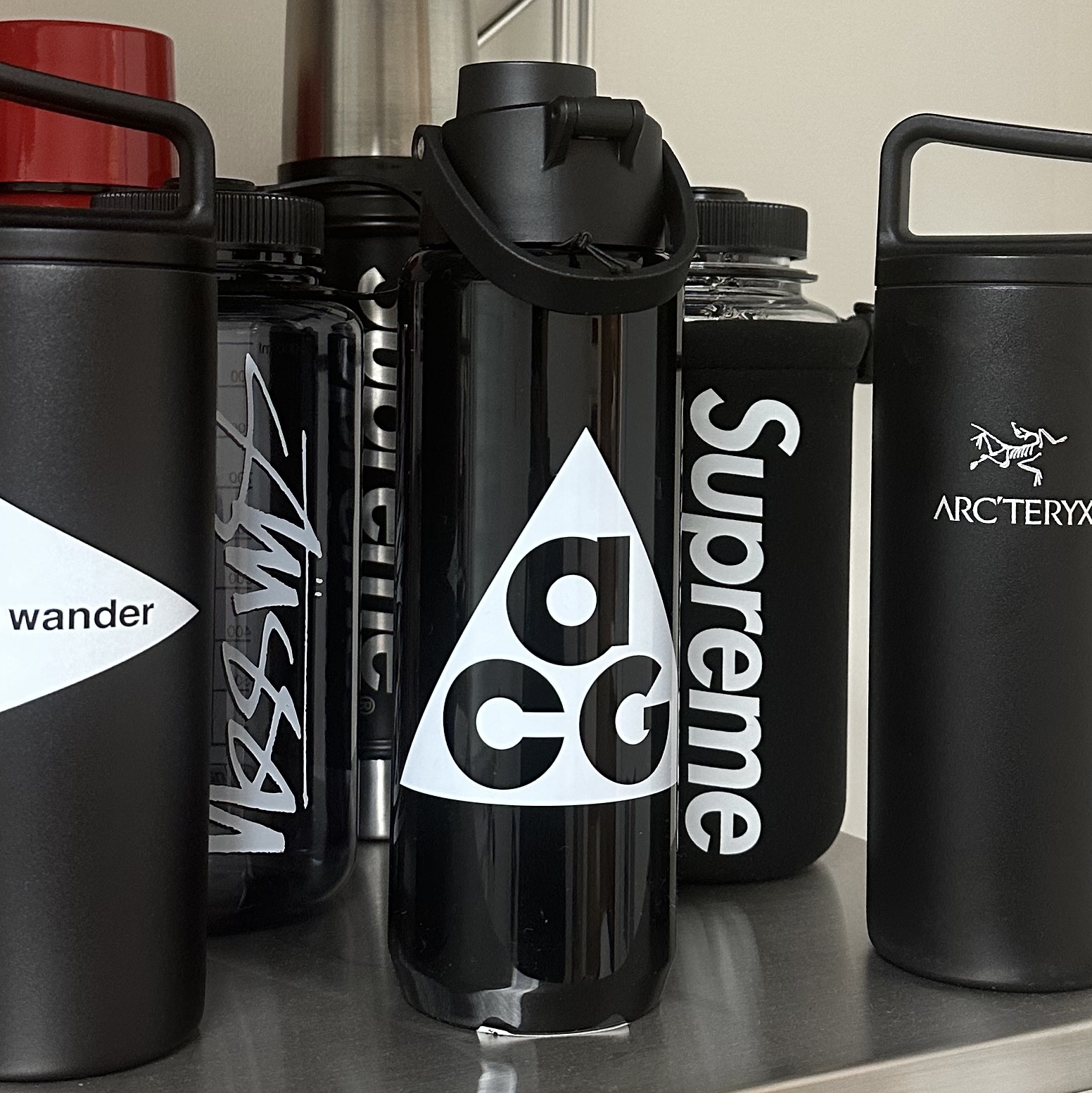 Nike ACG Tritan Renew Recharge Chug Bottle 710ml Black, Stussy Nalgene Water Bottle Black 착용 스타일