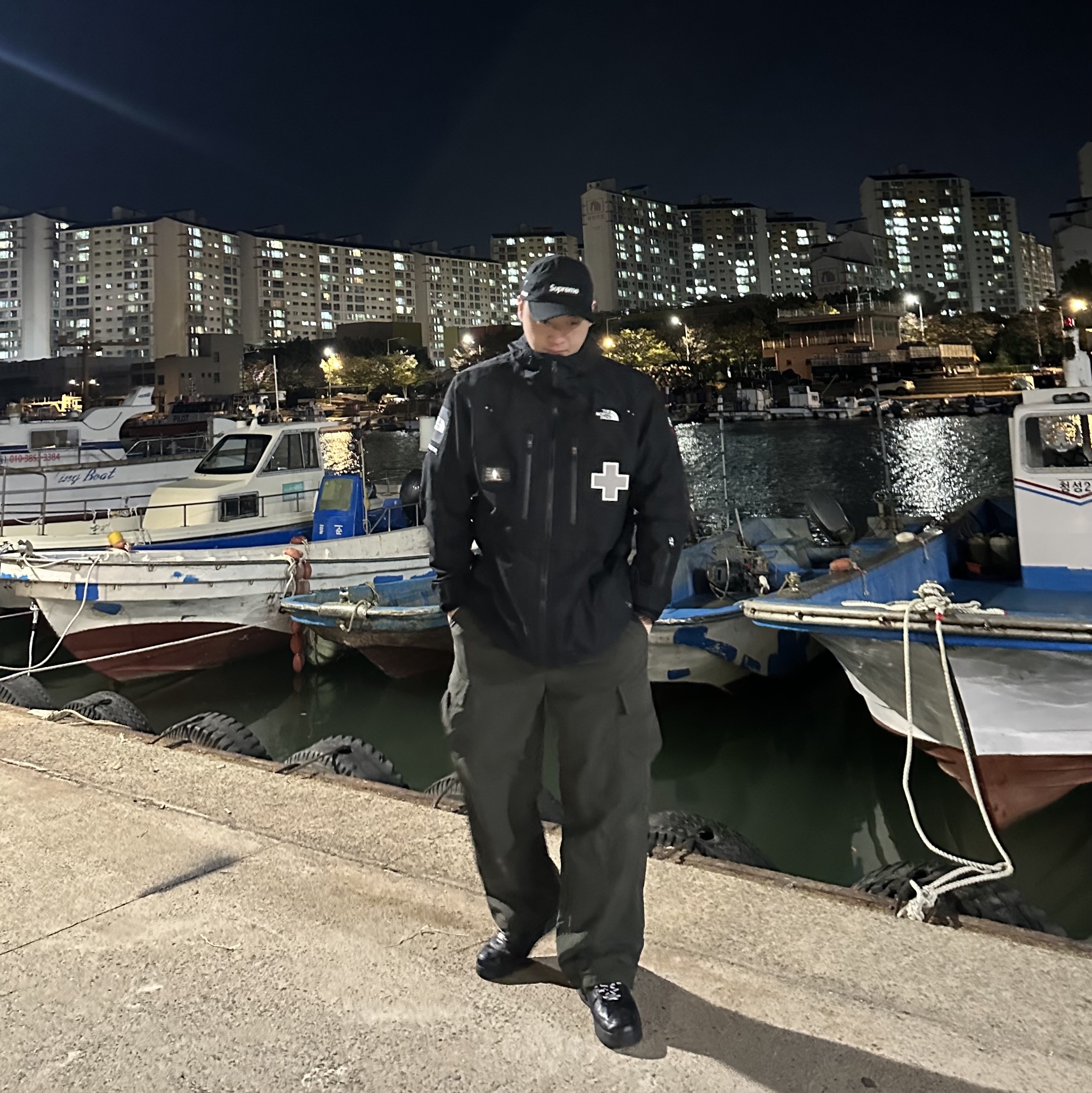 Nike x Supreme Air Force 1 Low Black, Supreme Military Camp Cap Black - 22SS 착용 스타일 - 1