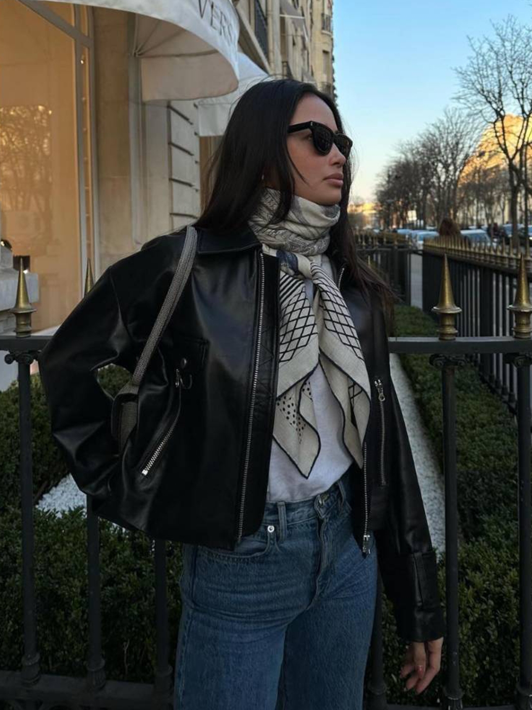 Toteme Signature Monotram Silk Scarf Vanilla Mocha, Hermes H Ecossais Recto Verso Muffler Anthracite Orange Gris 착용 스타일 - 2