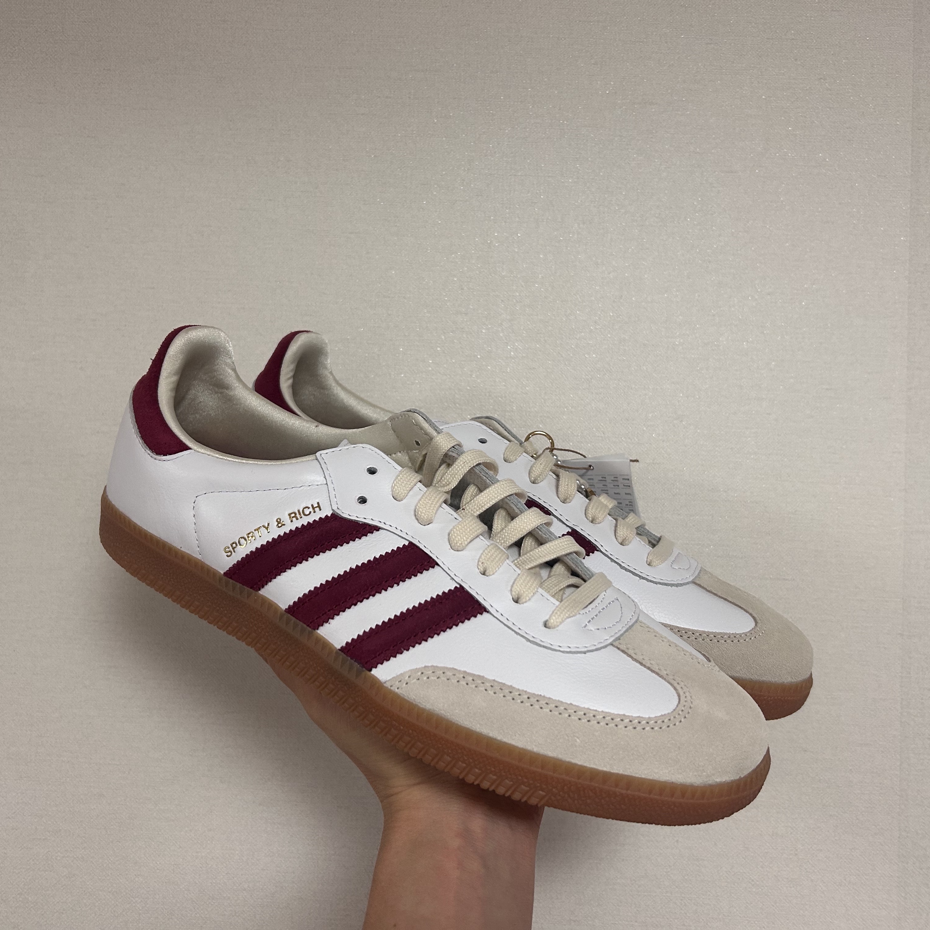 Adidas x Sporty & Rich Samba OG Cloud White Collegiate Burgundy 착용 스타일 - 2