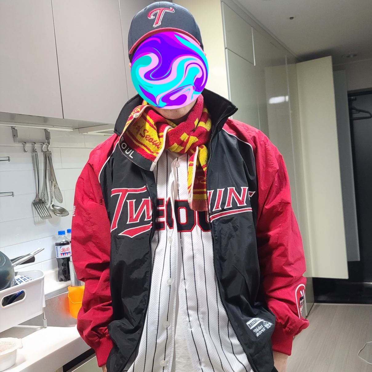 BDNS x LG TWINS Dugout Jacket Red 착용 스타일 - 1