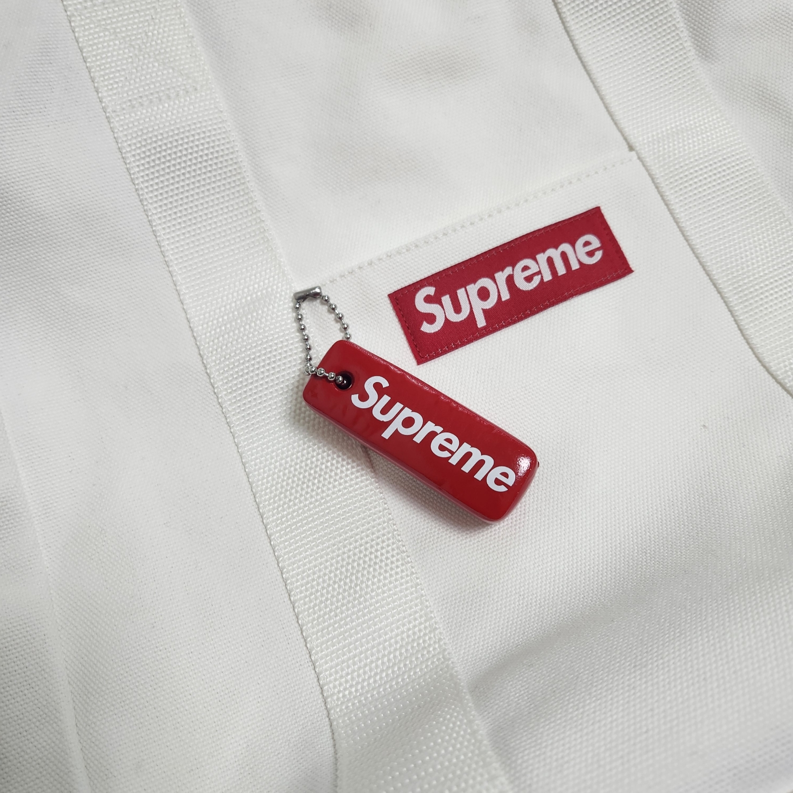 Supreme Floating Keychain Red - 23FW, Supreme Canvas Tote White 착용 스타일 - 2