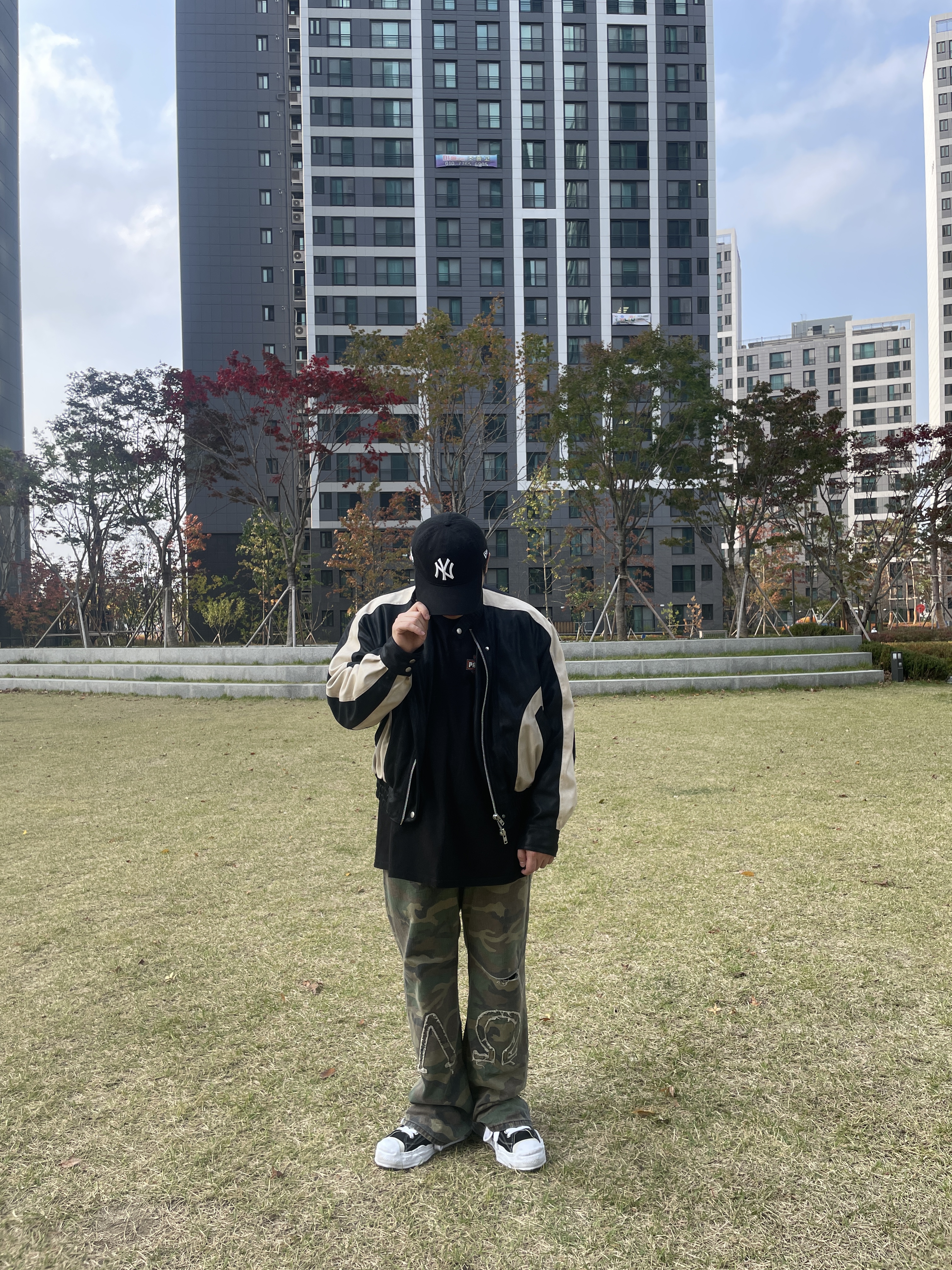 New Era x MoMA New York Yankees Cap Black, Maison Mihara Yasuhiro Hank OG Sole Canvas Low-top Sneakers Black 착용 스타일 - 4