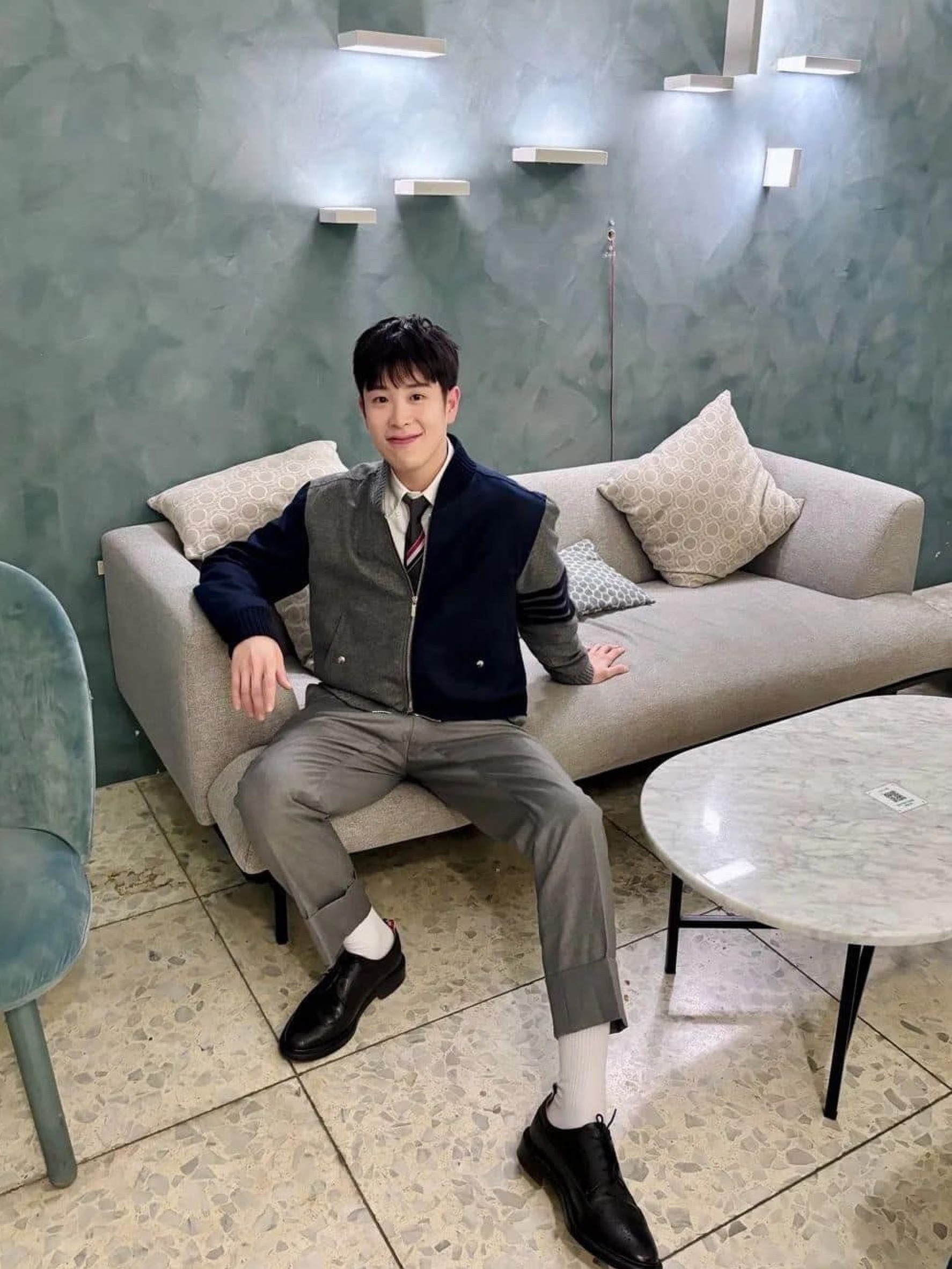 Thom Browne Classic Tie with RWB Selvedge Stripe Dark Grey, Thom Browne Engineered Stripe Necktie in Wool Navy 착용 스타일 - 3