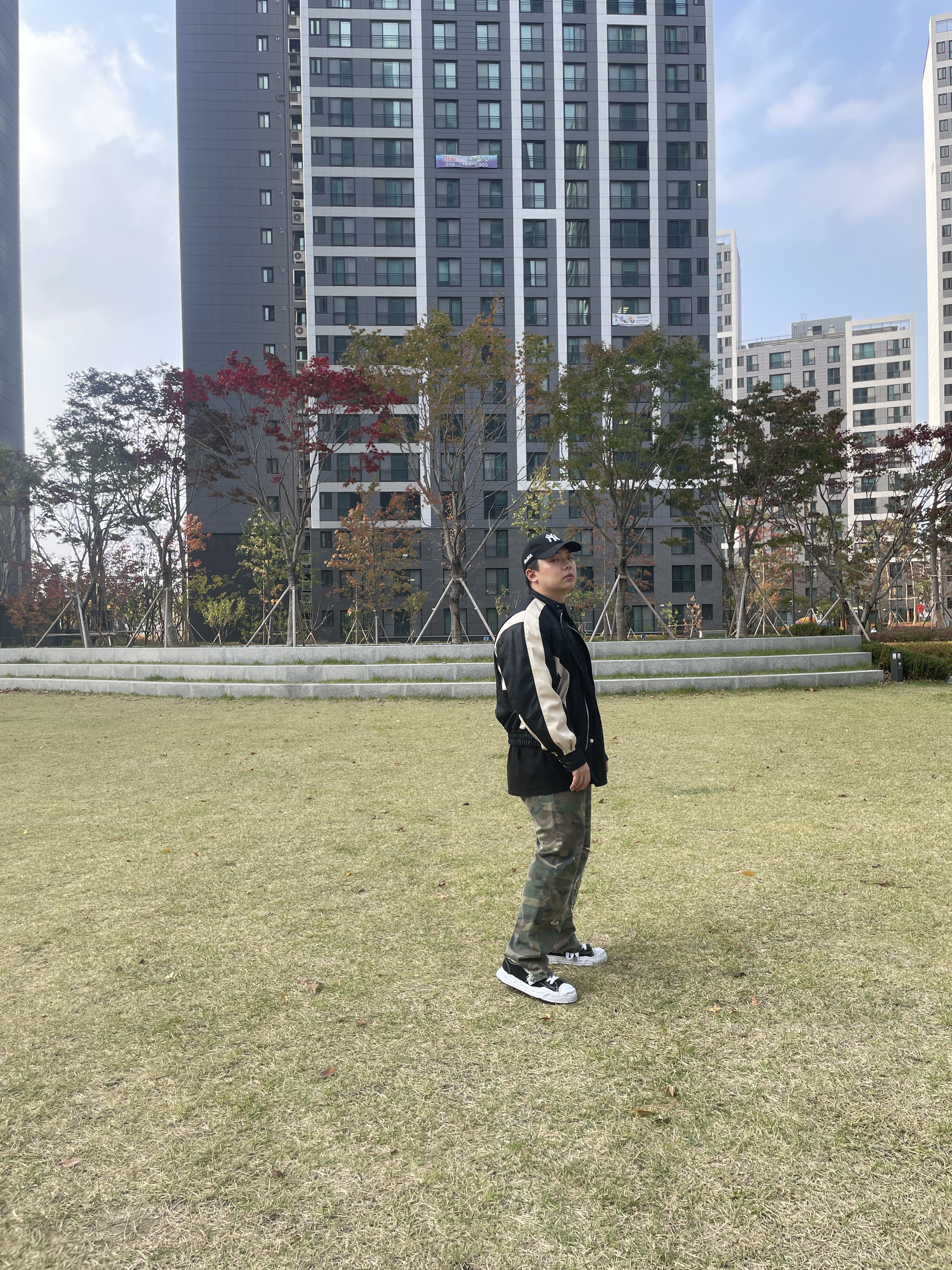 New Era x MoMA New York Yankees Cap Black, Maison Mihara Yasuhiro Hank OG Sole Canvas Low-top Sneakers Black 착용 스타일 - 3