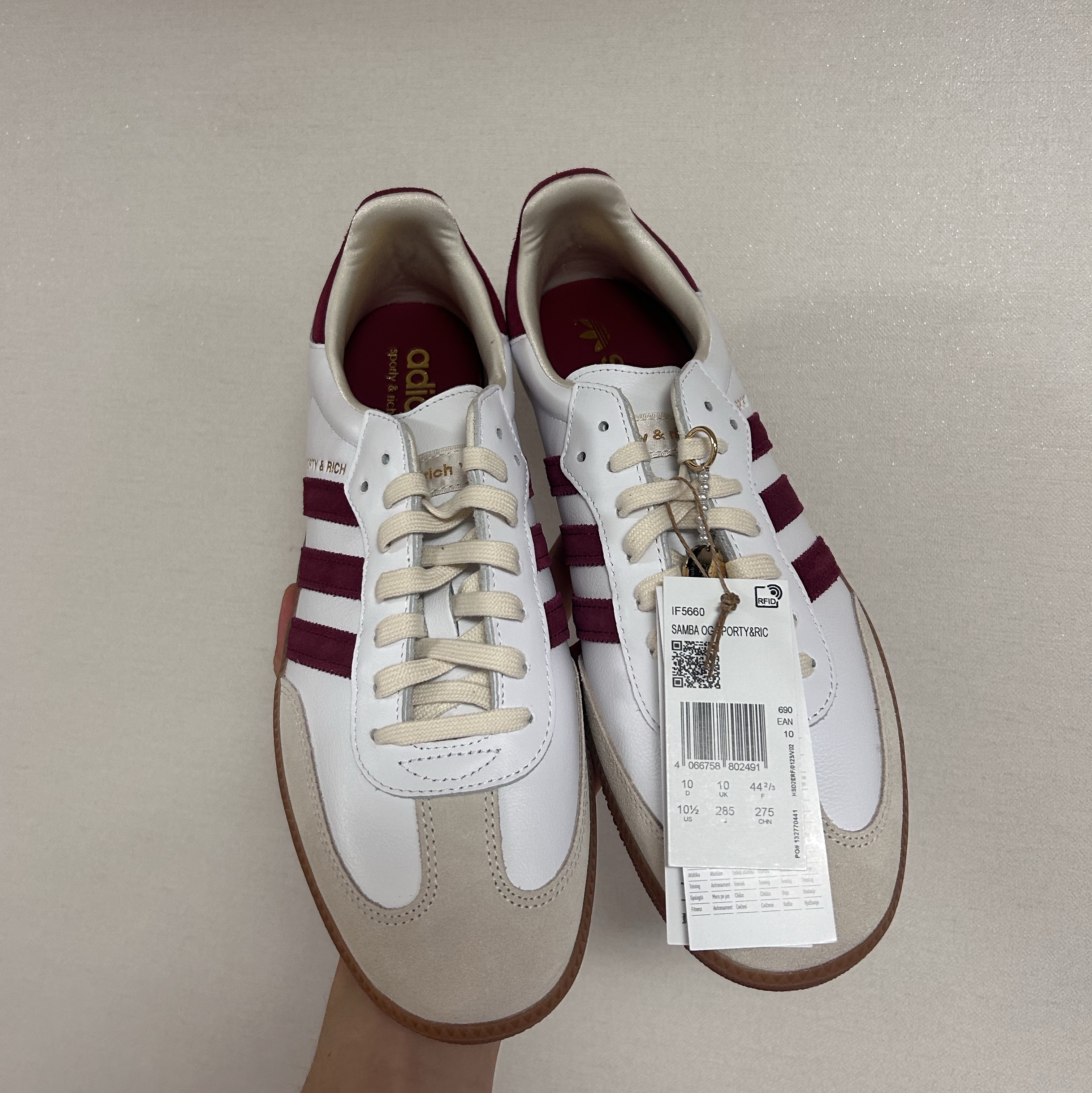 Adidas x Sporty & Rich Samba OG Cloud White Collegiate Burgundy 착용 스타일 - 4